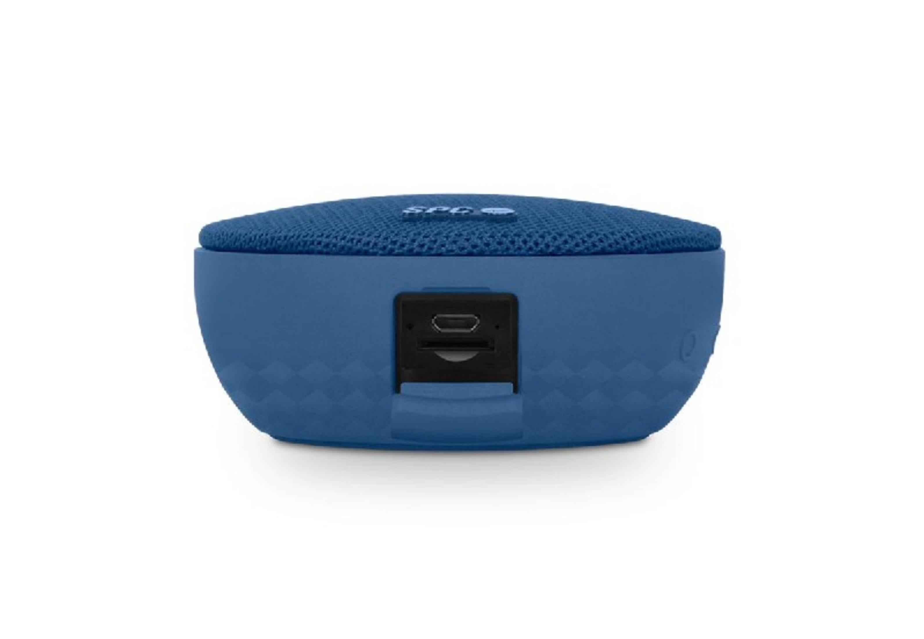 Un altavoz azul Bluetooth con puertos y ranura para tarjeta SD visible.
