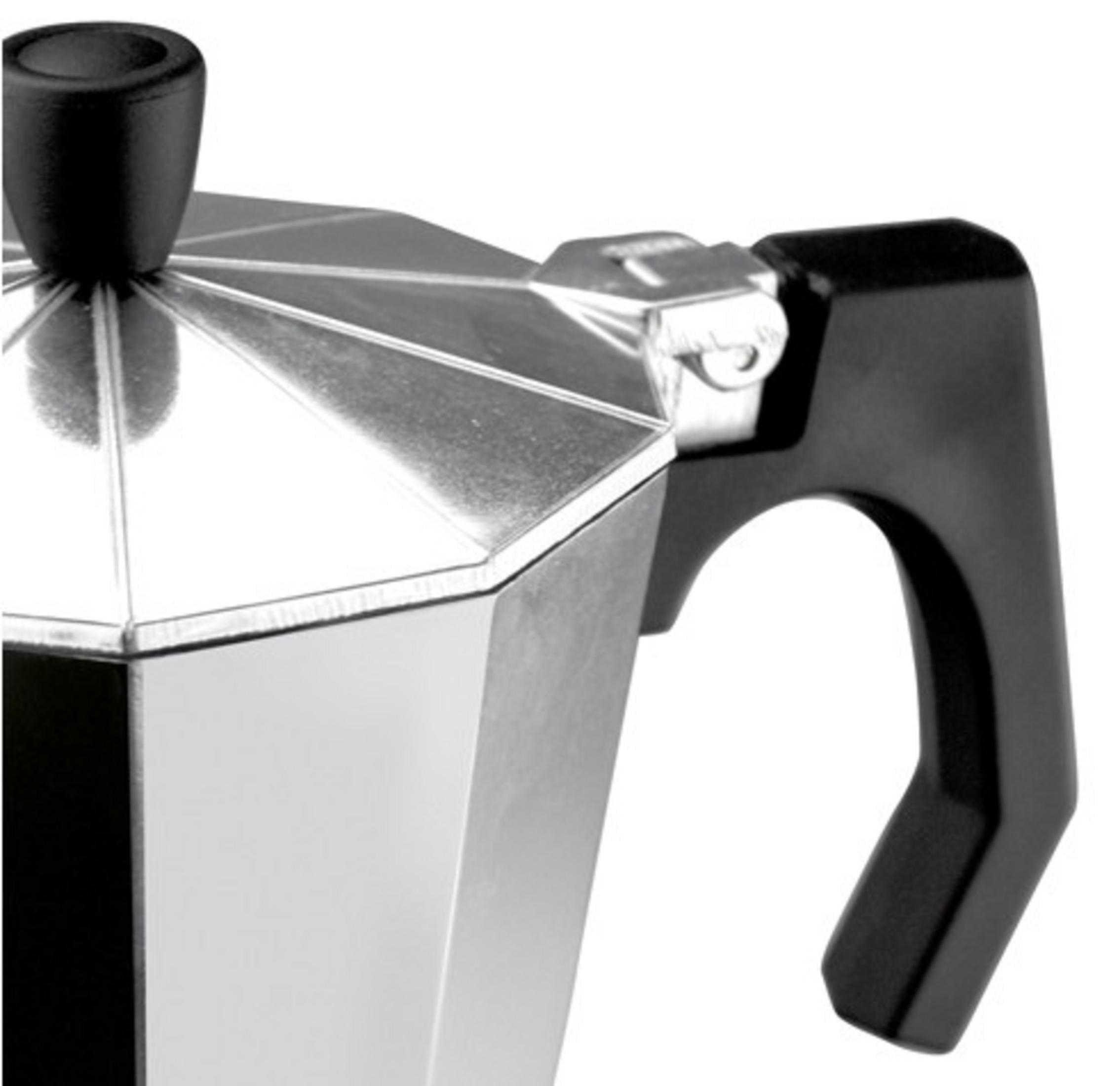 Primer plano de una cafetera moka plateada con asa y tapa negras.