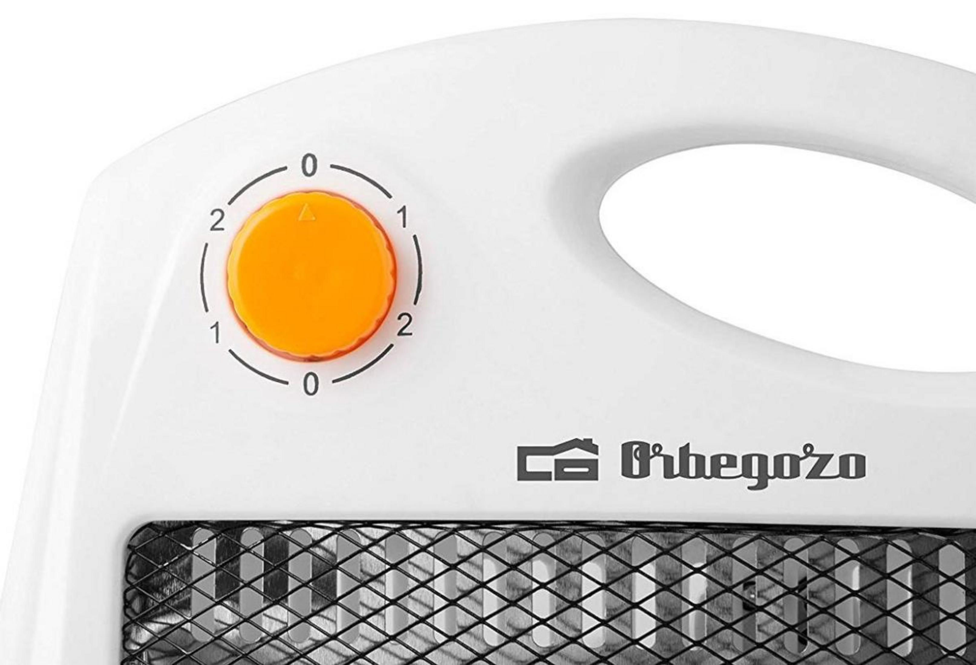 Primer plano de un calentador blanco con dial naranja y escala de 0 a 2.