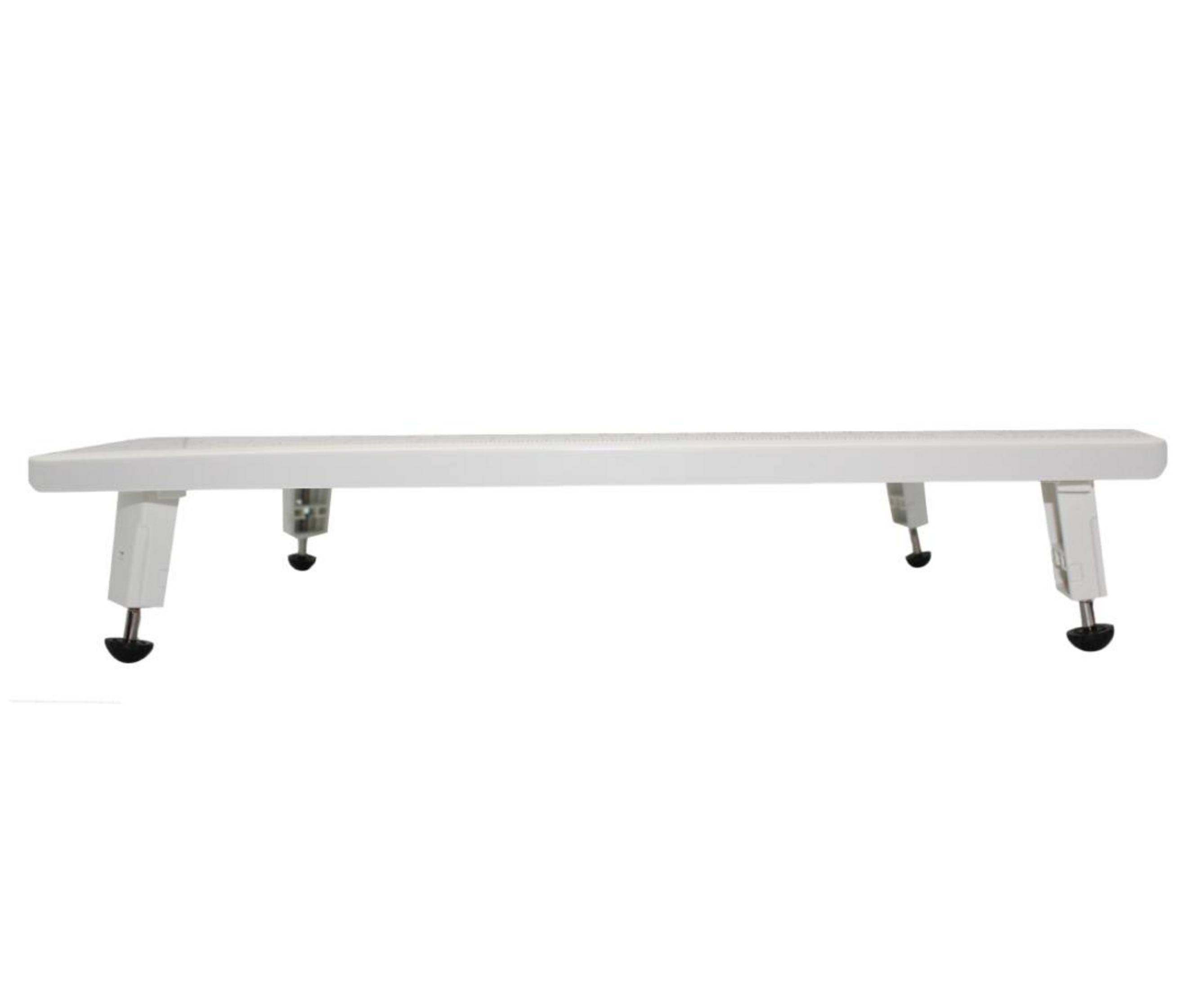Un marco blanco y rectangular con cuatro patas ajustables con tapas negras.