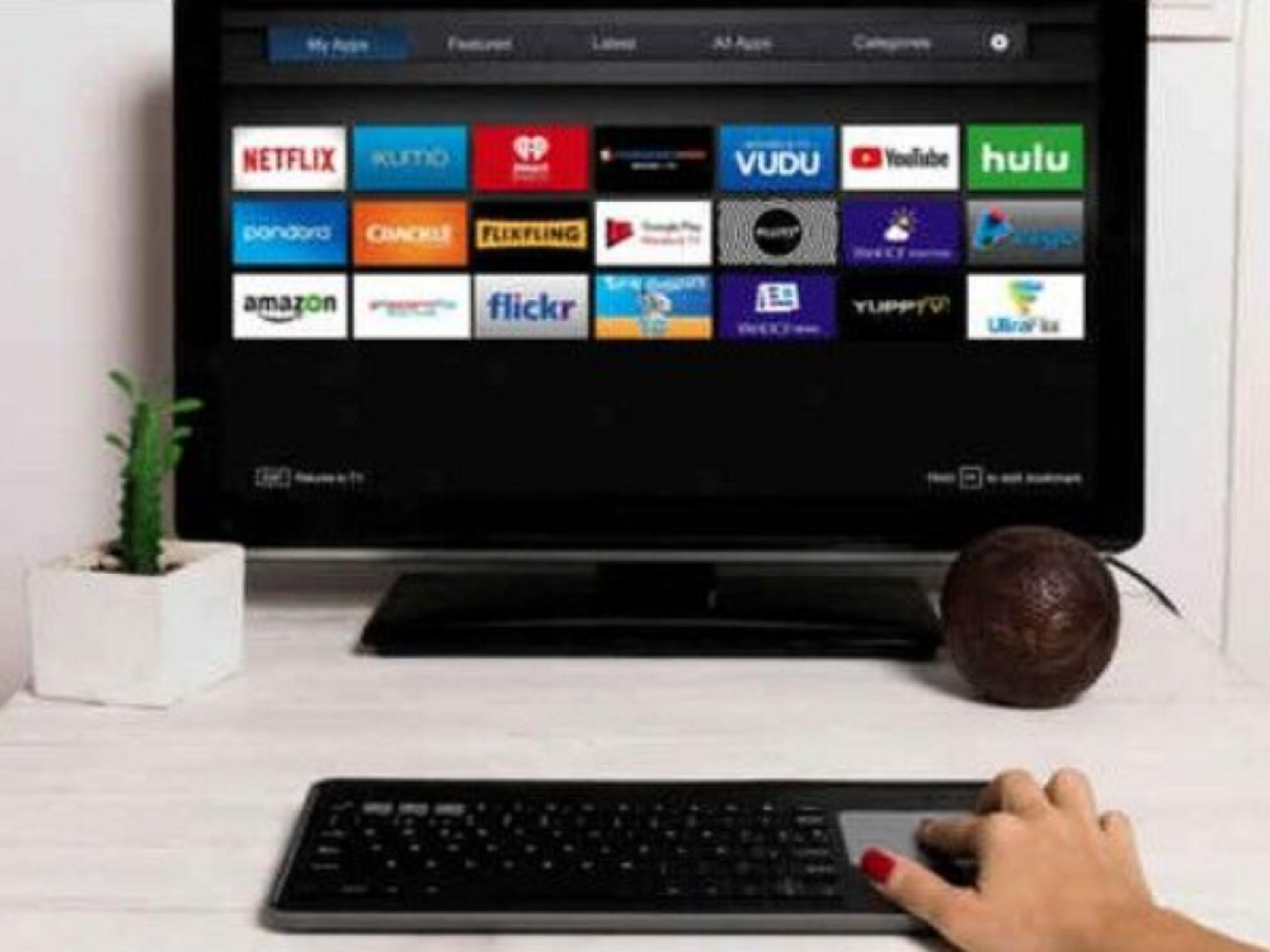 Una pantalla de TV muestra una interfaz de aplicaciones con iconos de Netflix, Hulu, YouTube.