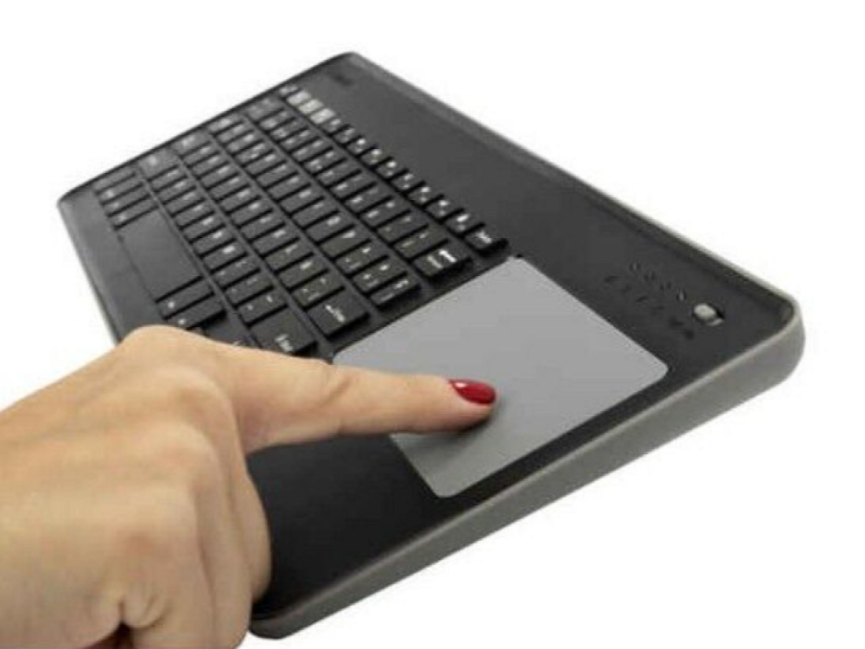 Una mano con esmalte rojo toca un panel táctil gris en un teclado.