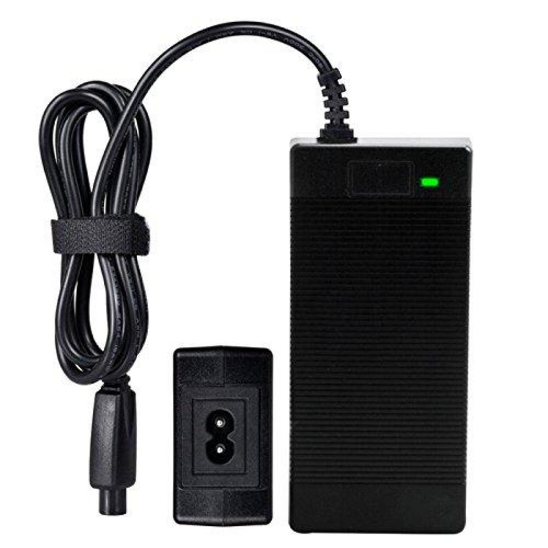 Adaptador de corriente negro con cable y enchufe, luz LED verde.