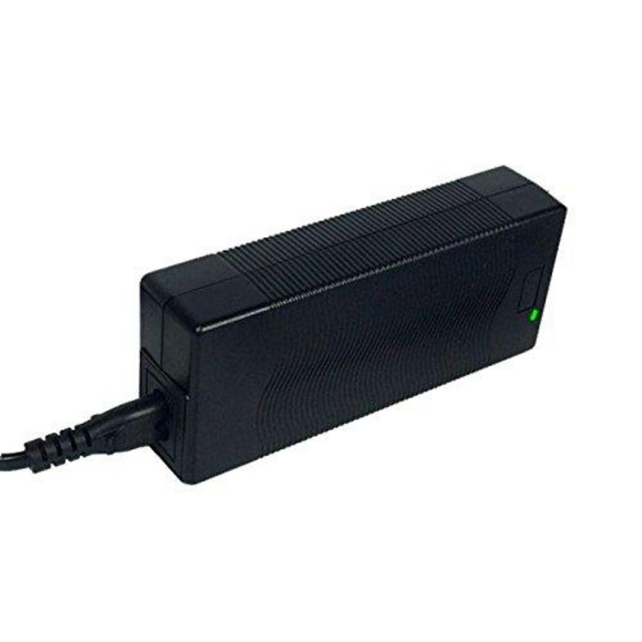 Adaptador de corriente negro con patrón ondulado y LED verde, cable enchufado.