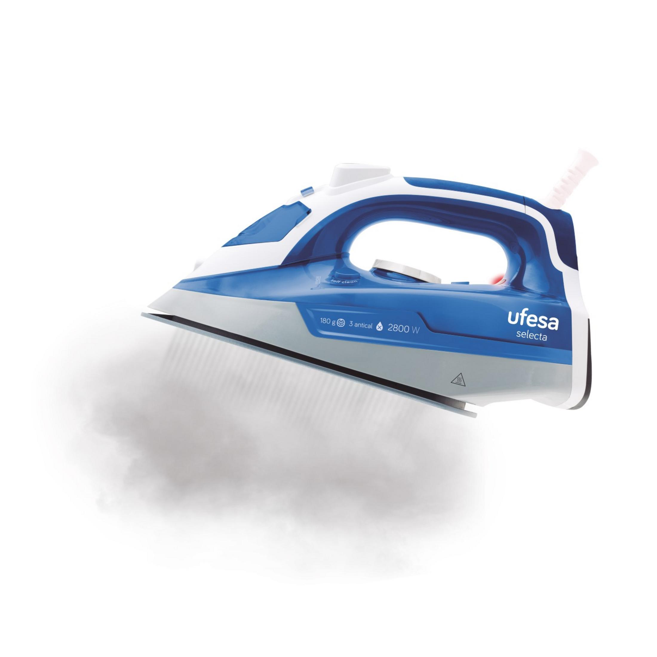 Una plancha de vapor azul y blanca emitiendo vapor sobre fondo blanco.
