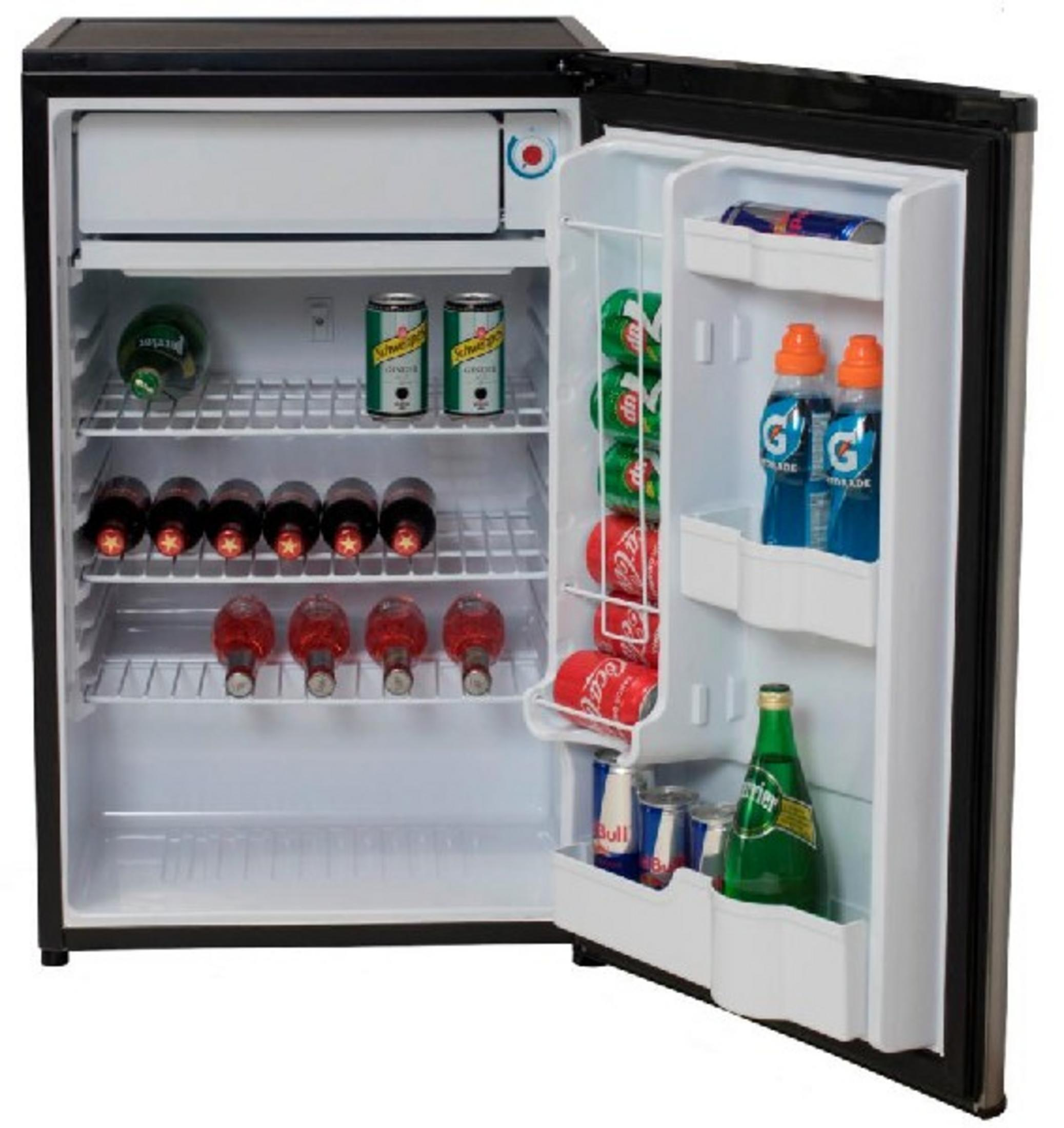 Un refrigerador negro abierto con botellas y latas.