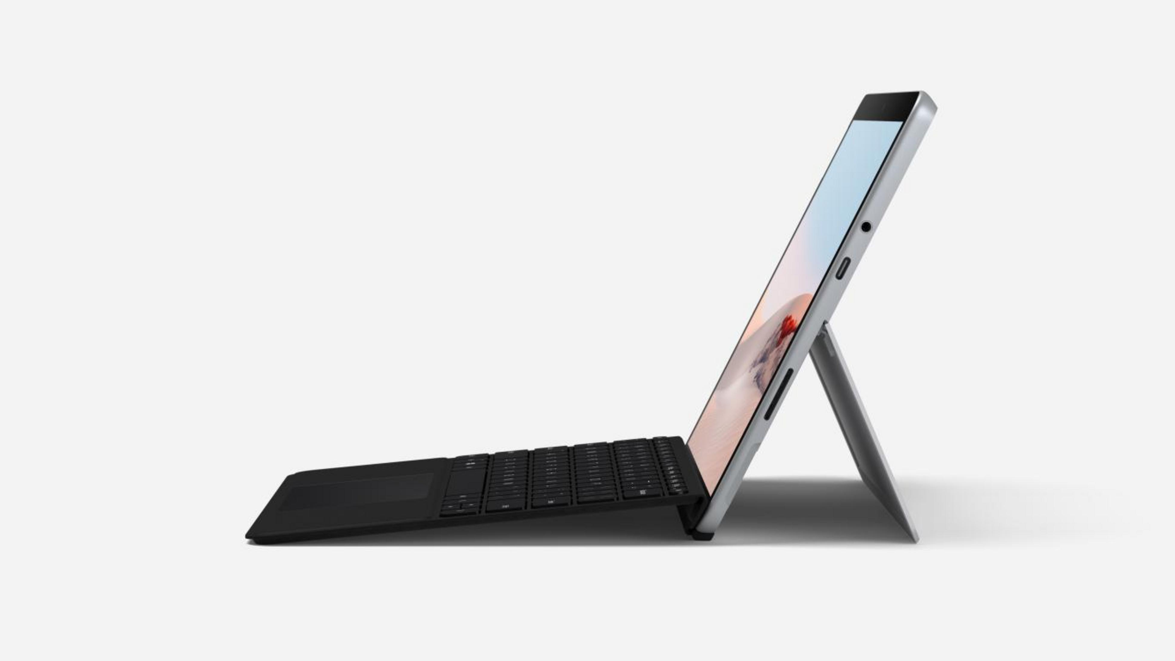 Una tableta plateada con teclado negro se muestra sobre un fondo blanco.