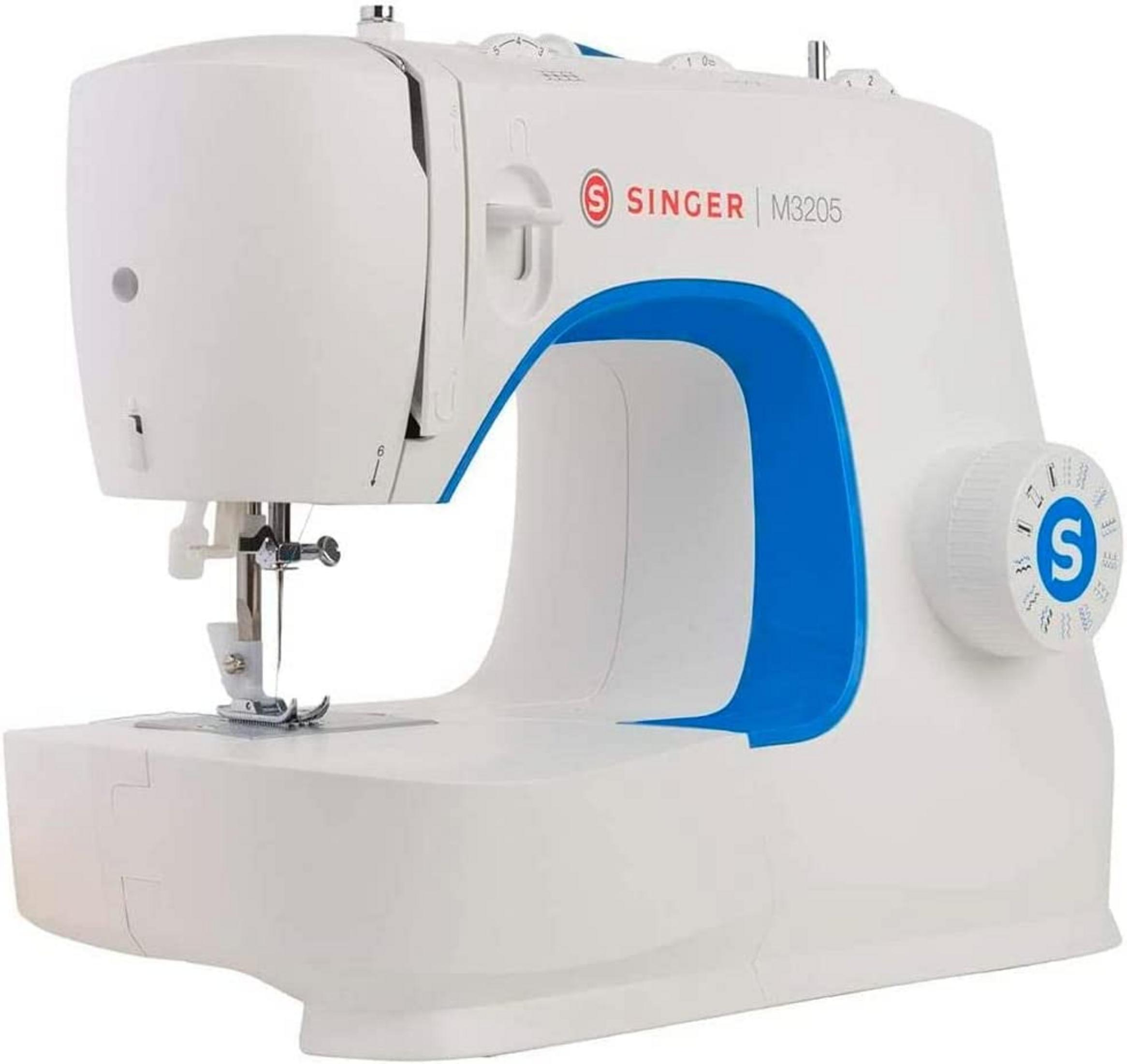 Una máquina de coser Singer M3205 blanca con detalles azules sobre superficie blanca.