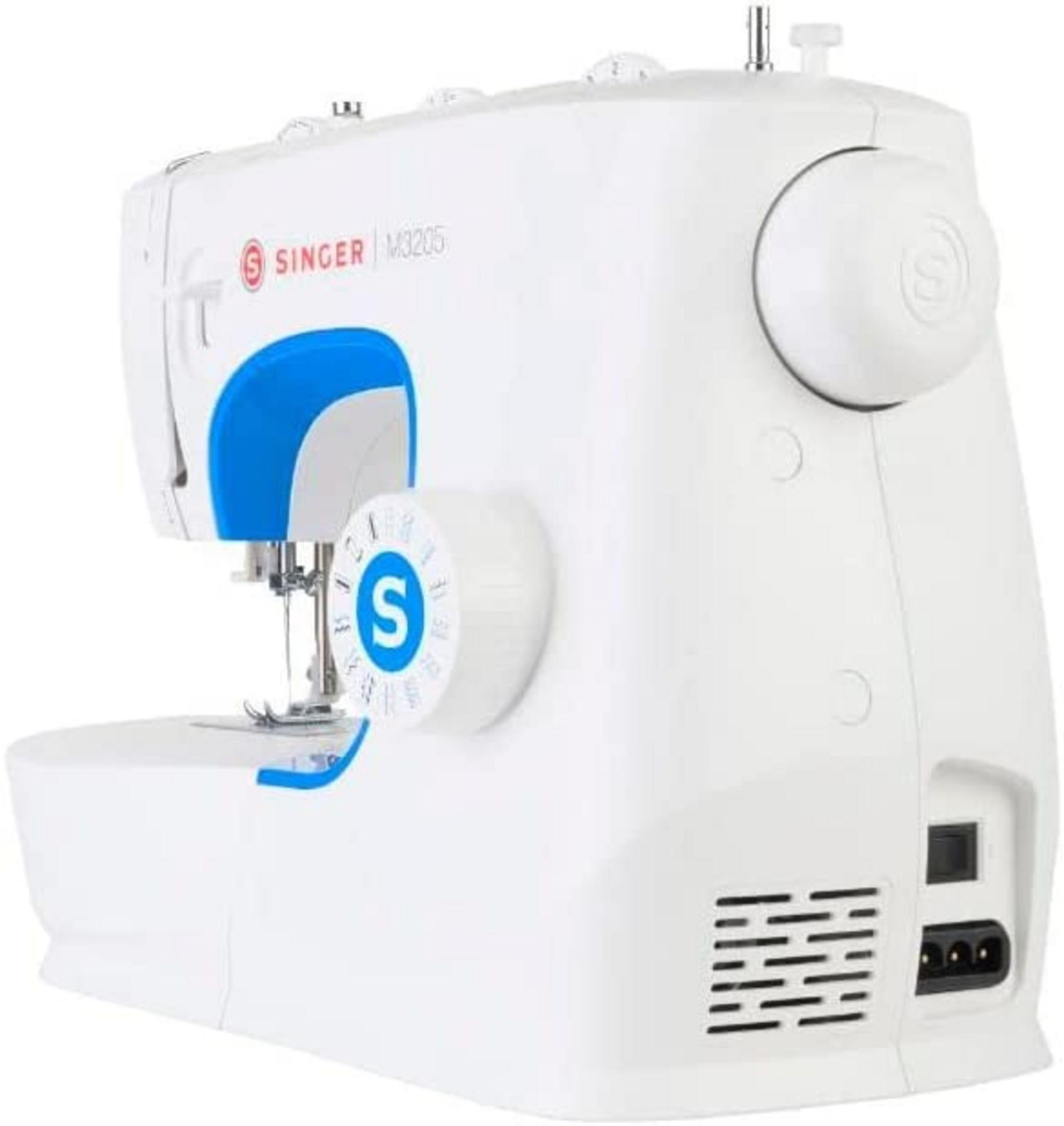 Máquina de coser Singer M3205 blanca con detalles azules y zona de aguja.