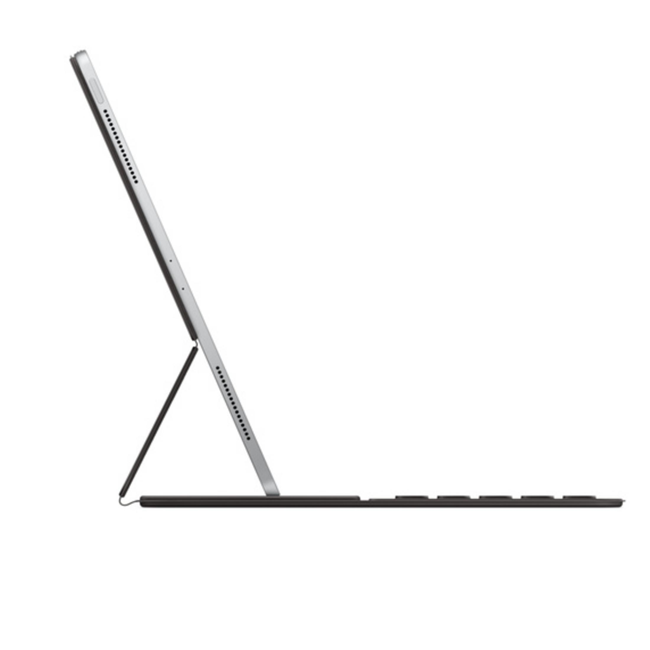Una tableta plateada con un soporte de teclado negro acoplado, vista de lado.