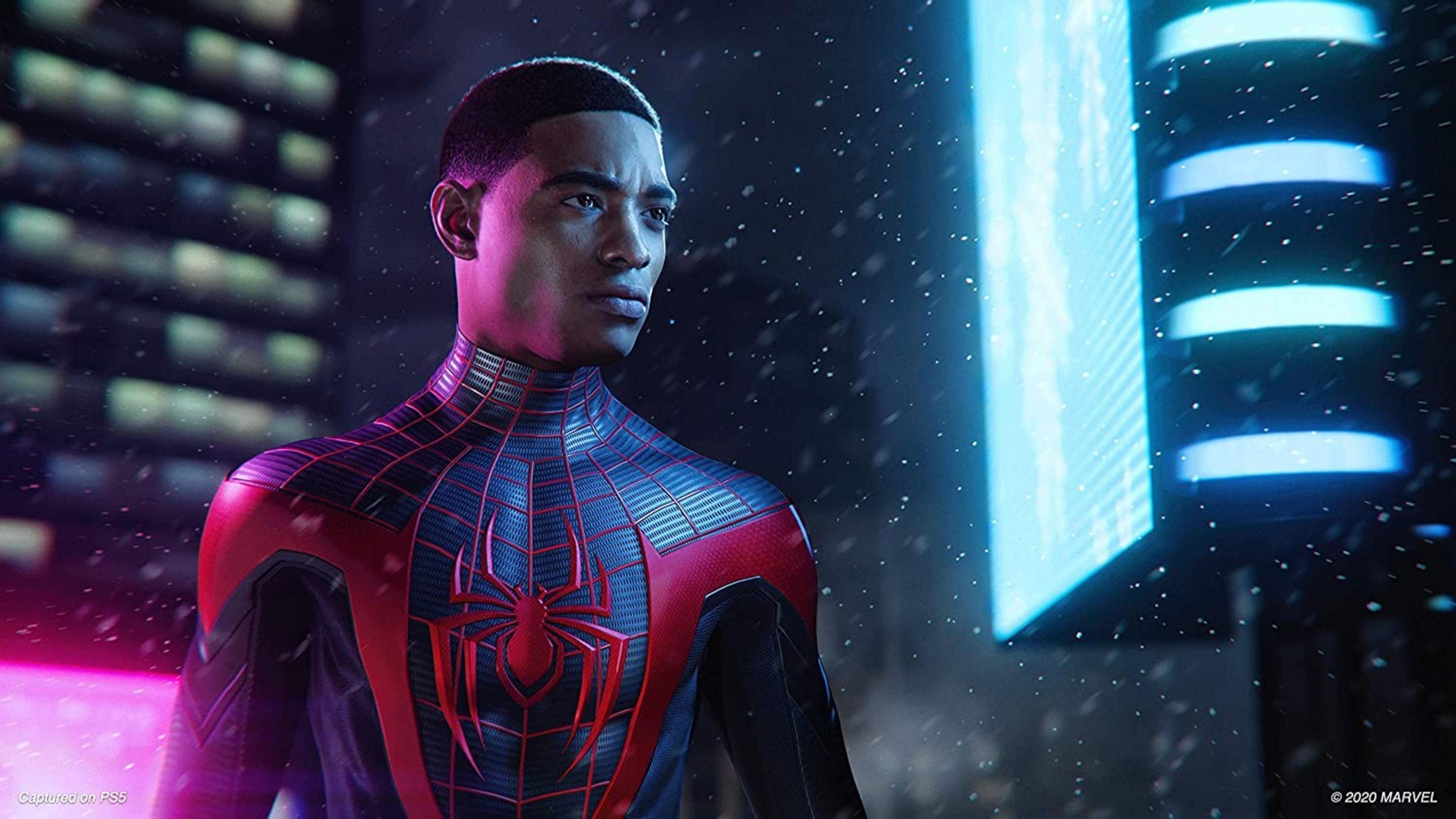 Miles Morales in costume di Spiderman, neve che cade, luci al neon sullo sfondo.