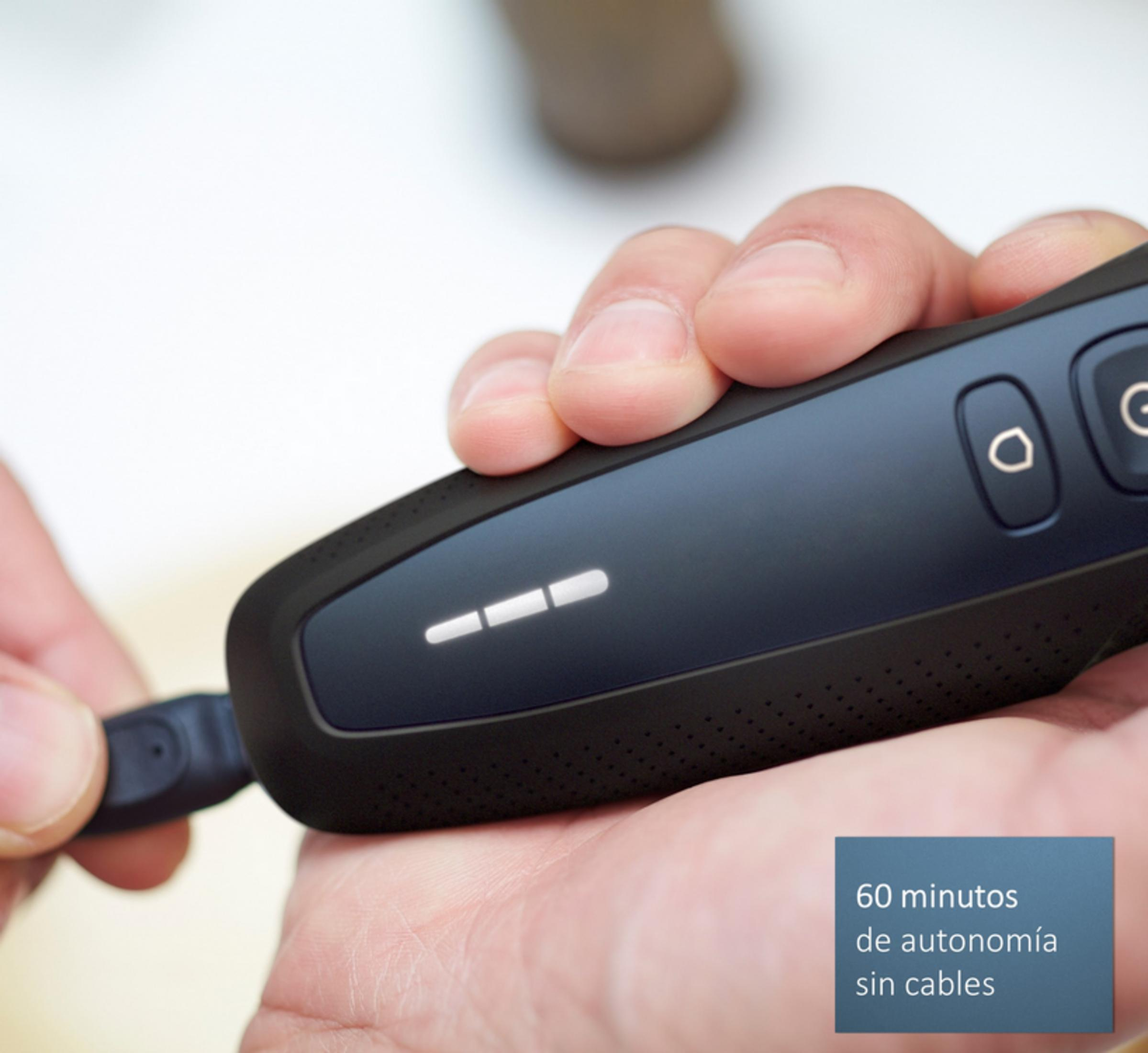 Rasoio nero in carica. Indicatore batteria acceso.