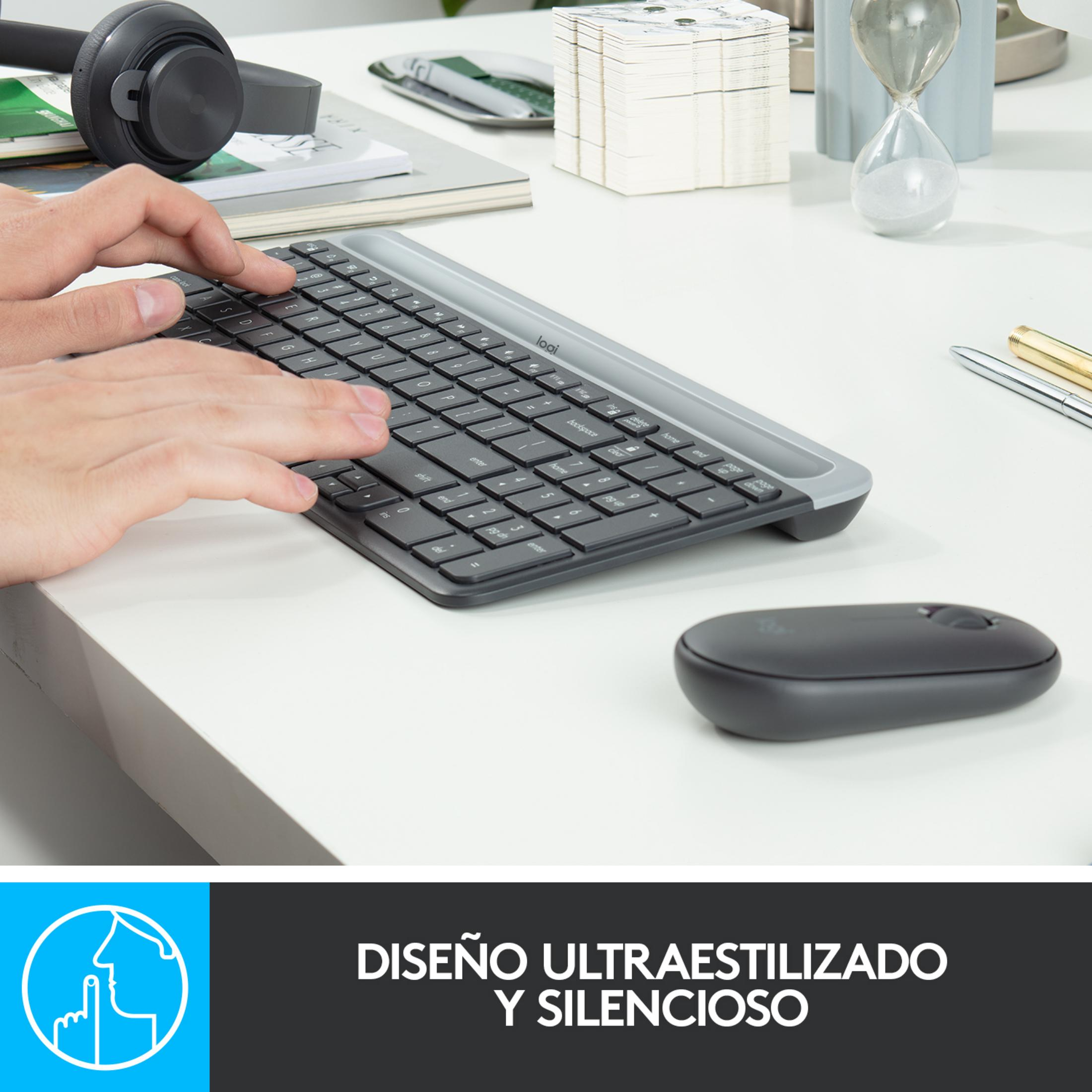 Mani che digitano su una tastiera, con mouse, cuffie e clessidra vicini.