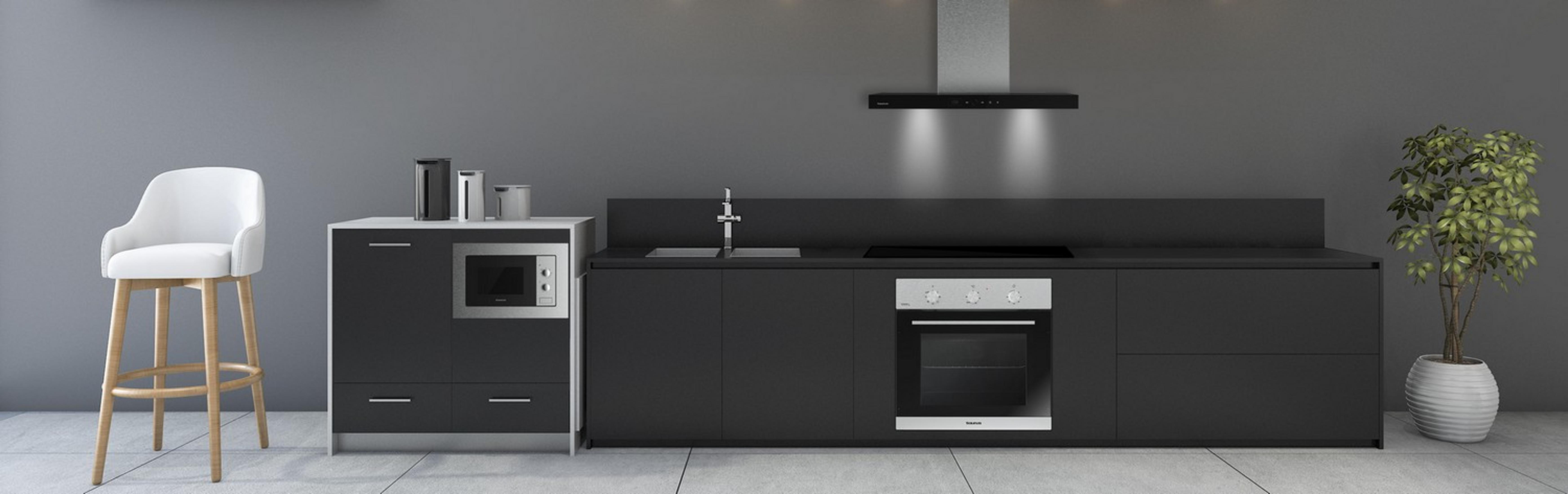 Cocina negra moderna con taburete alto blanco, microondas, horno y planta.