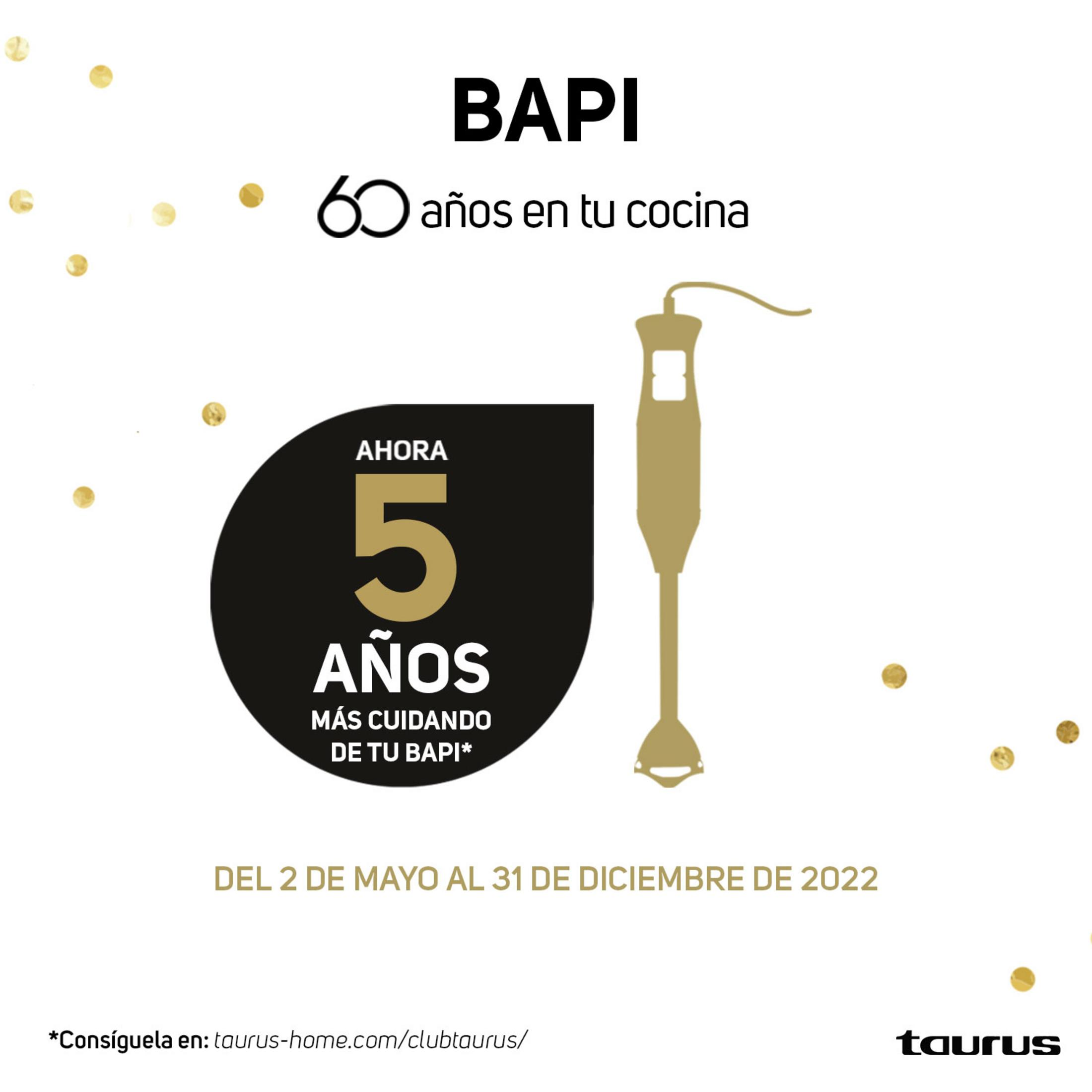 Una batidora de mano dorada con texto BAPI, 60 años en tu cocina.