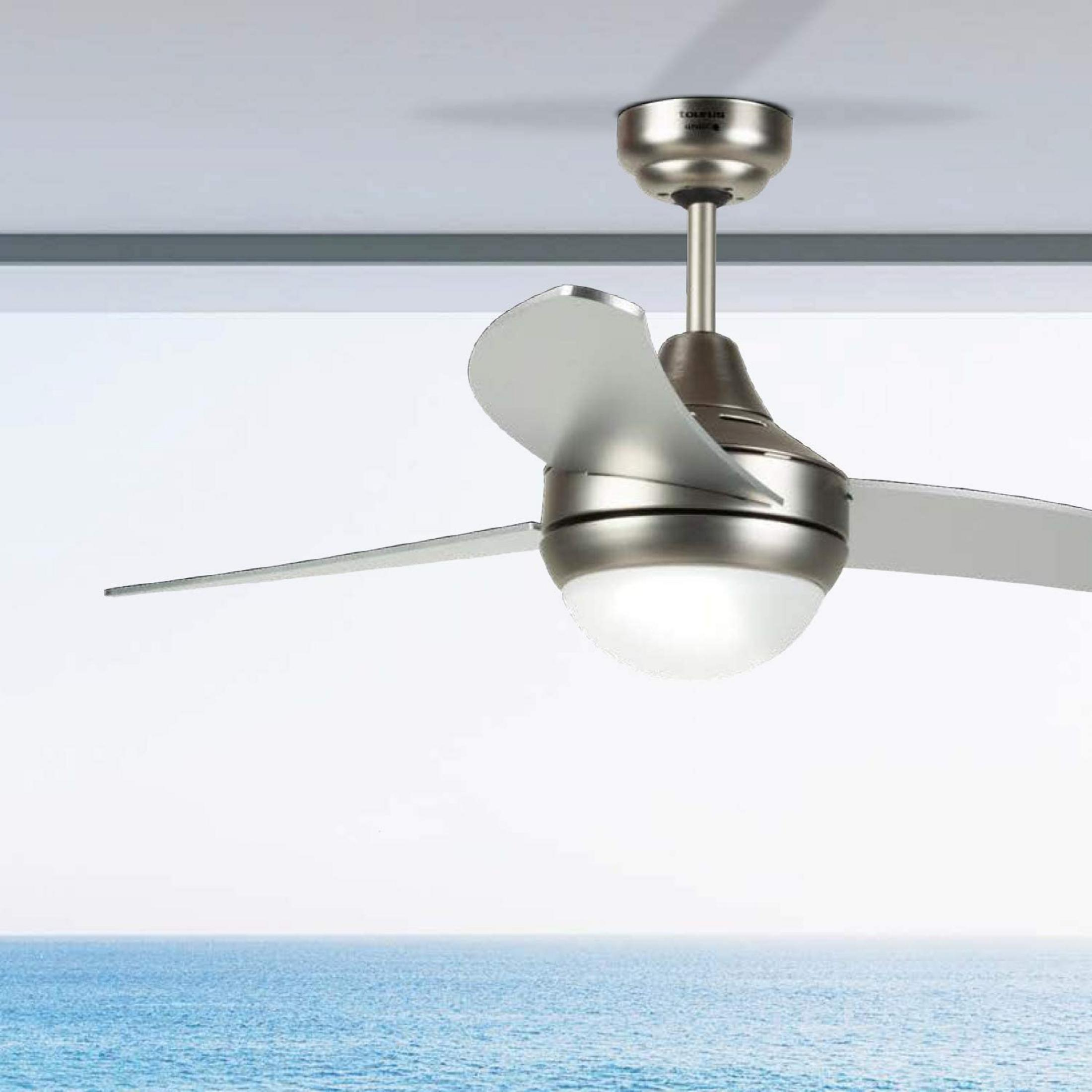Ventilador de techo con luz sobre el mar.