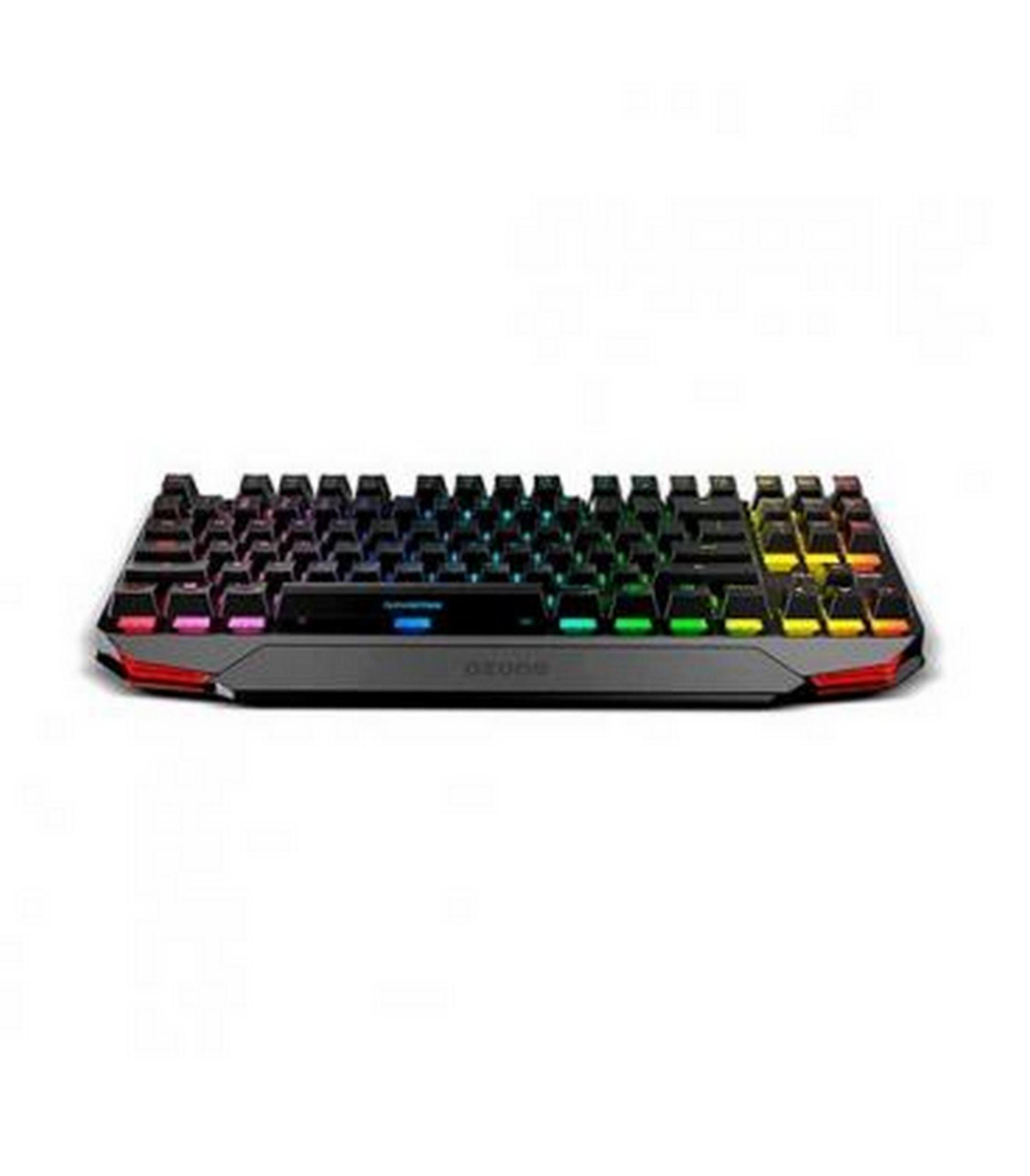 Eine schwarze Tastatur mit RGB-Beleuchtung, die auf einem weißen Hintergrund steht.
