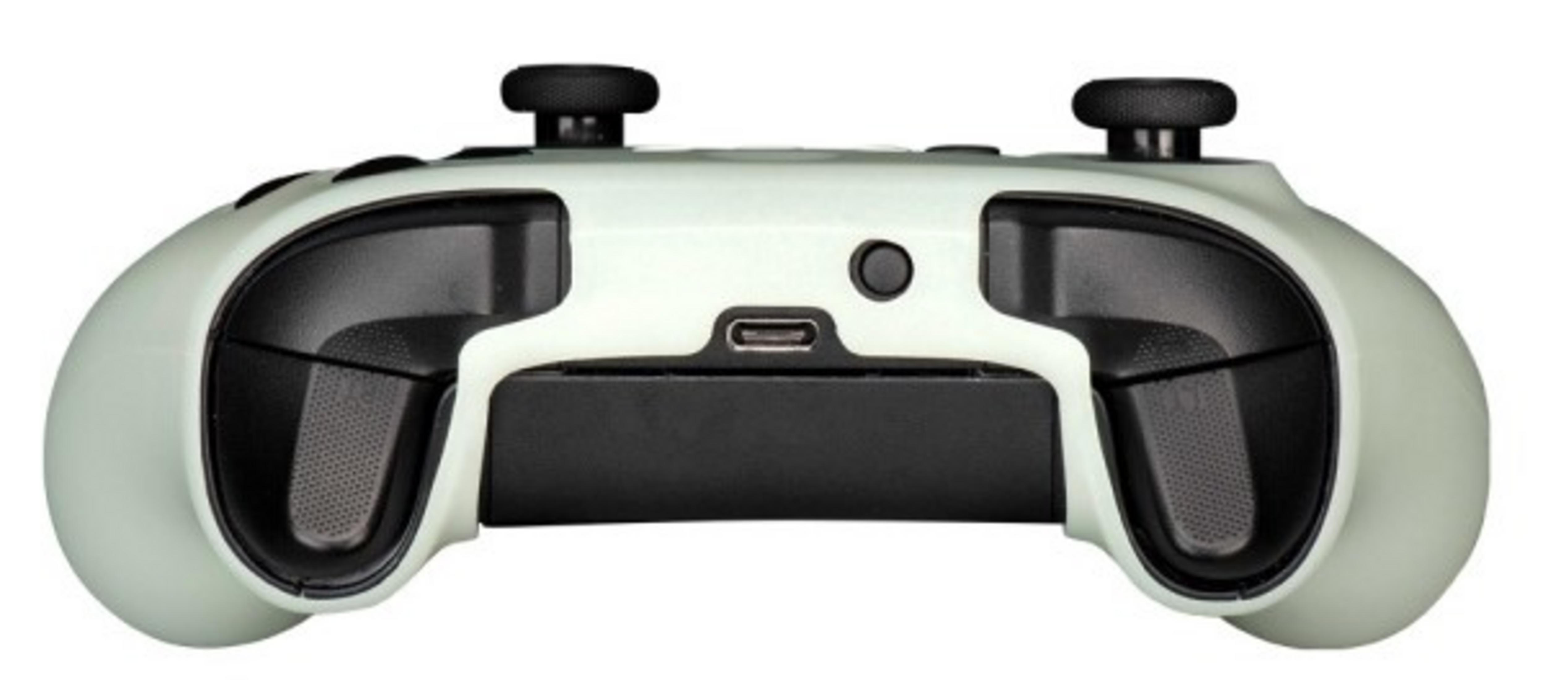 Un mando de videojuegos verde claro con agarres y joysticks negros.