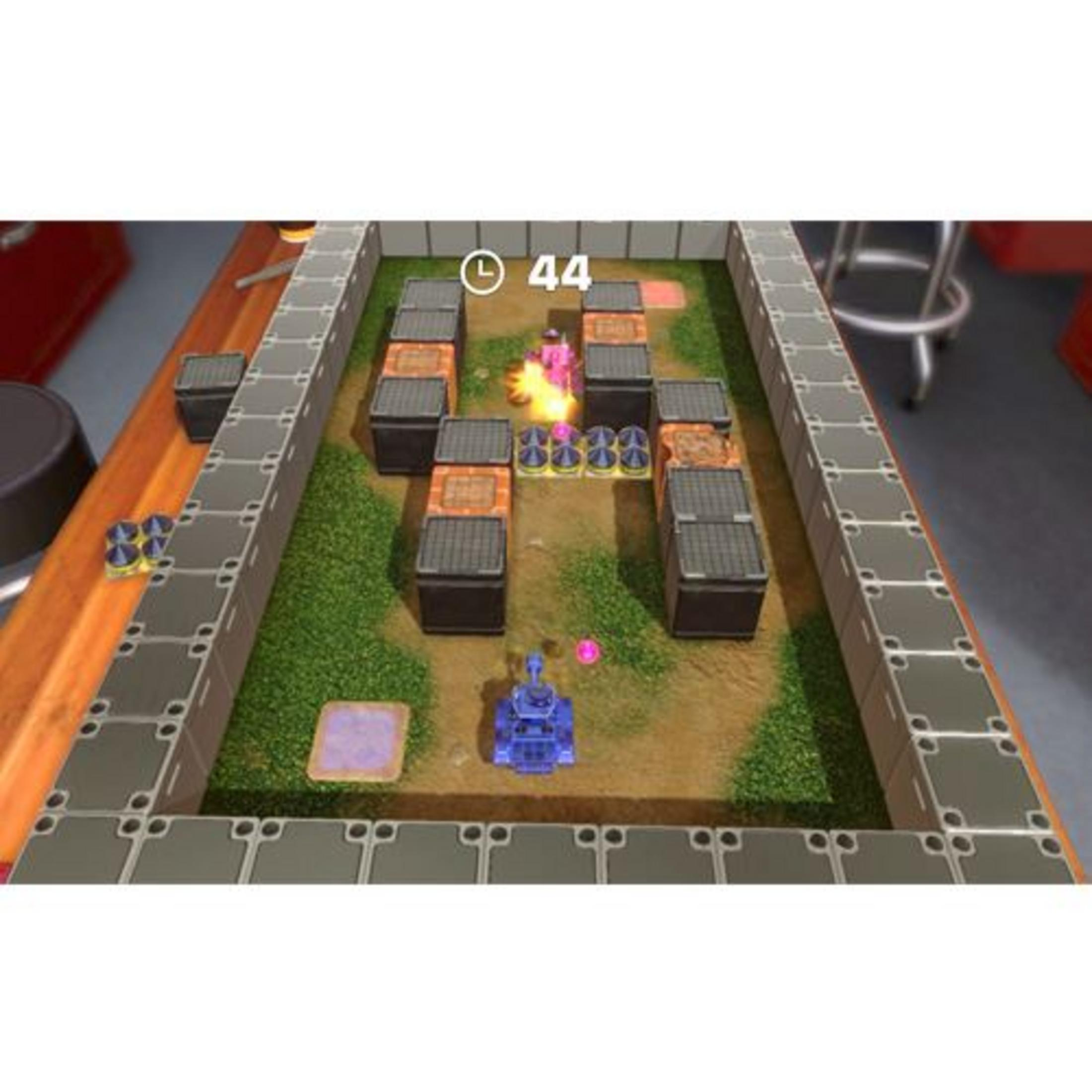 Un carro armato giocattolo blu combatte un oggetto rosa in un'arena di gioco con ostacoli e un timer di 44.