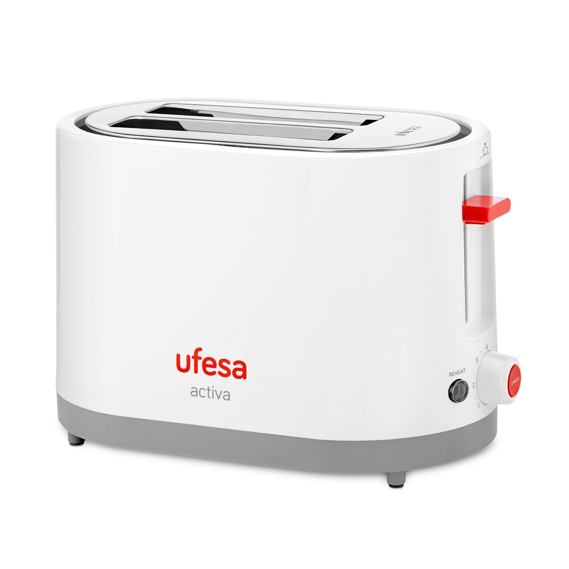 Ein weißer Toaster mit silbernen Schlitzen und rotem Hebel.