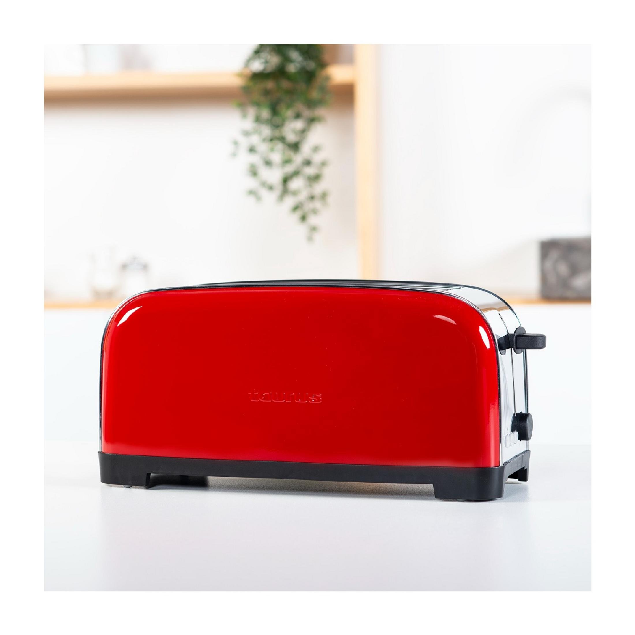 Ein roter Toaster mit schwarzem Sockel und Bedienelementen steht auf einer weißen Oberfläche.
