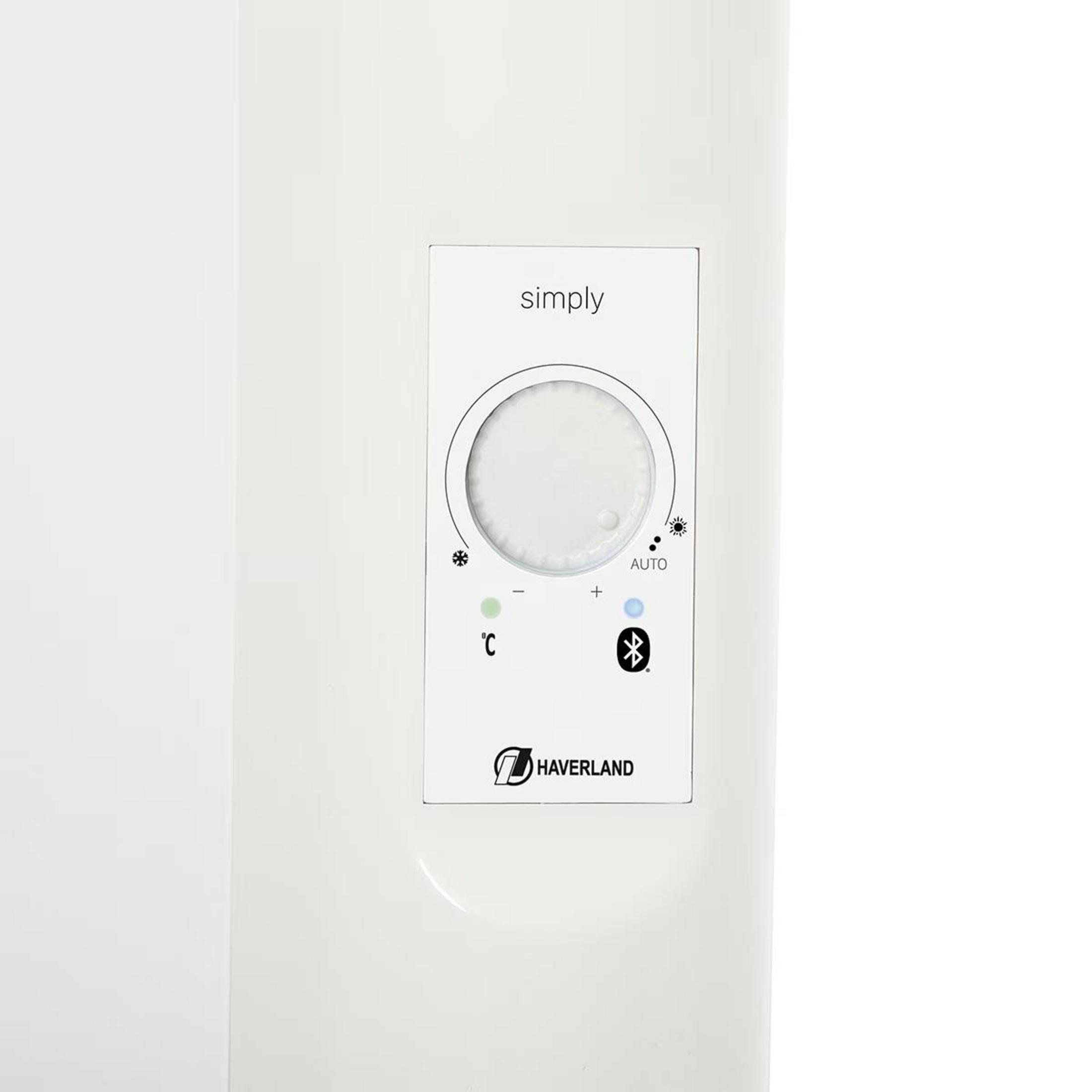 Un panel de control blanco con dial, pantalla de temperatura y símbolo Bluetooth.
