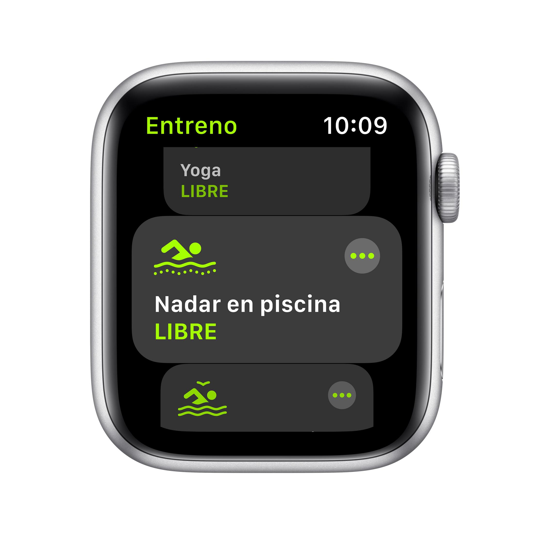 Un smartwatch muestra el menú de entrenamiento con Yoga y Natación.