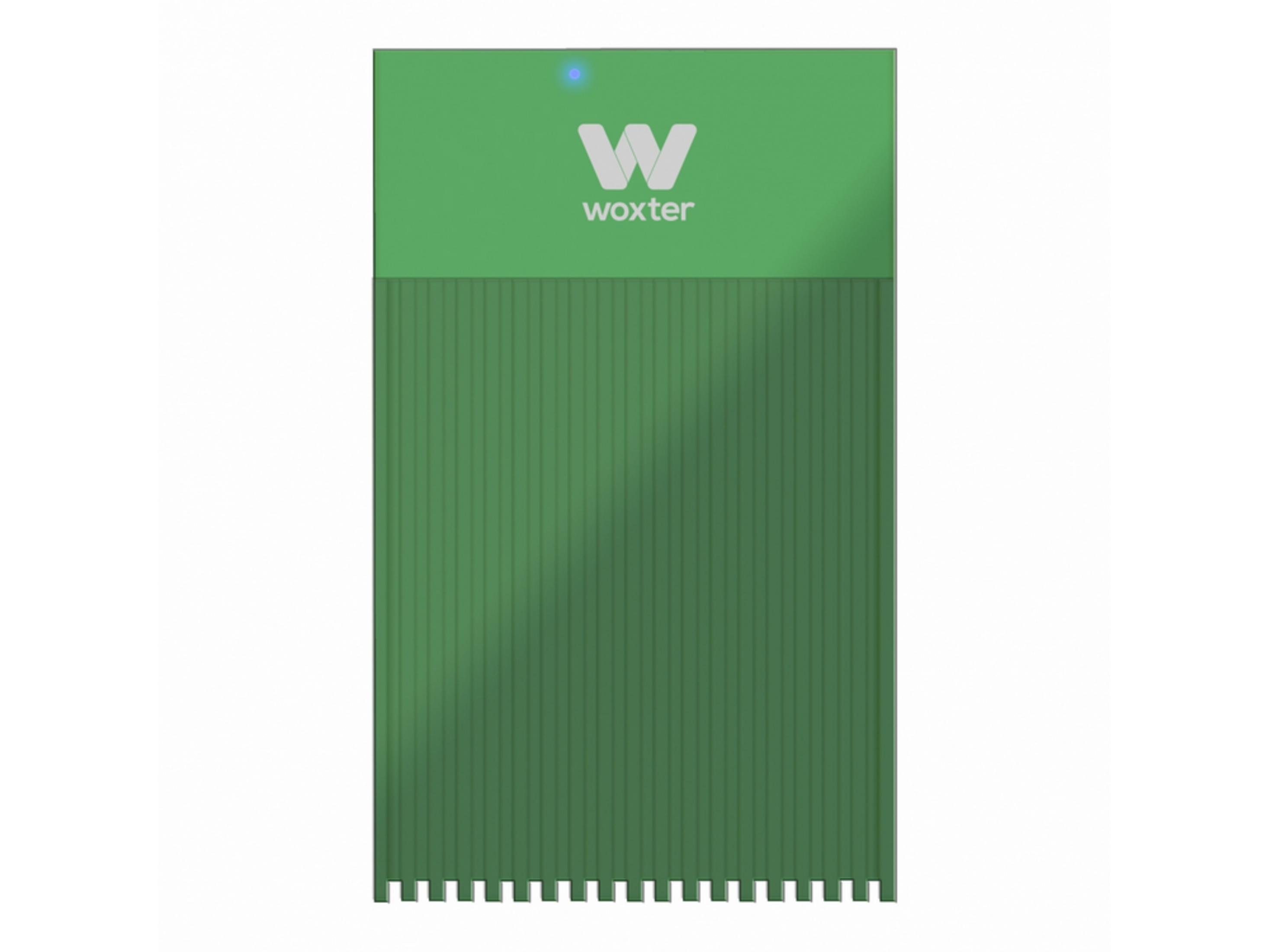 Dispositivo verde con logo W y texto "woxter". Borde inferior acanalado.