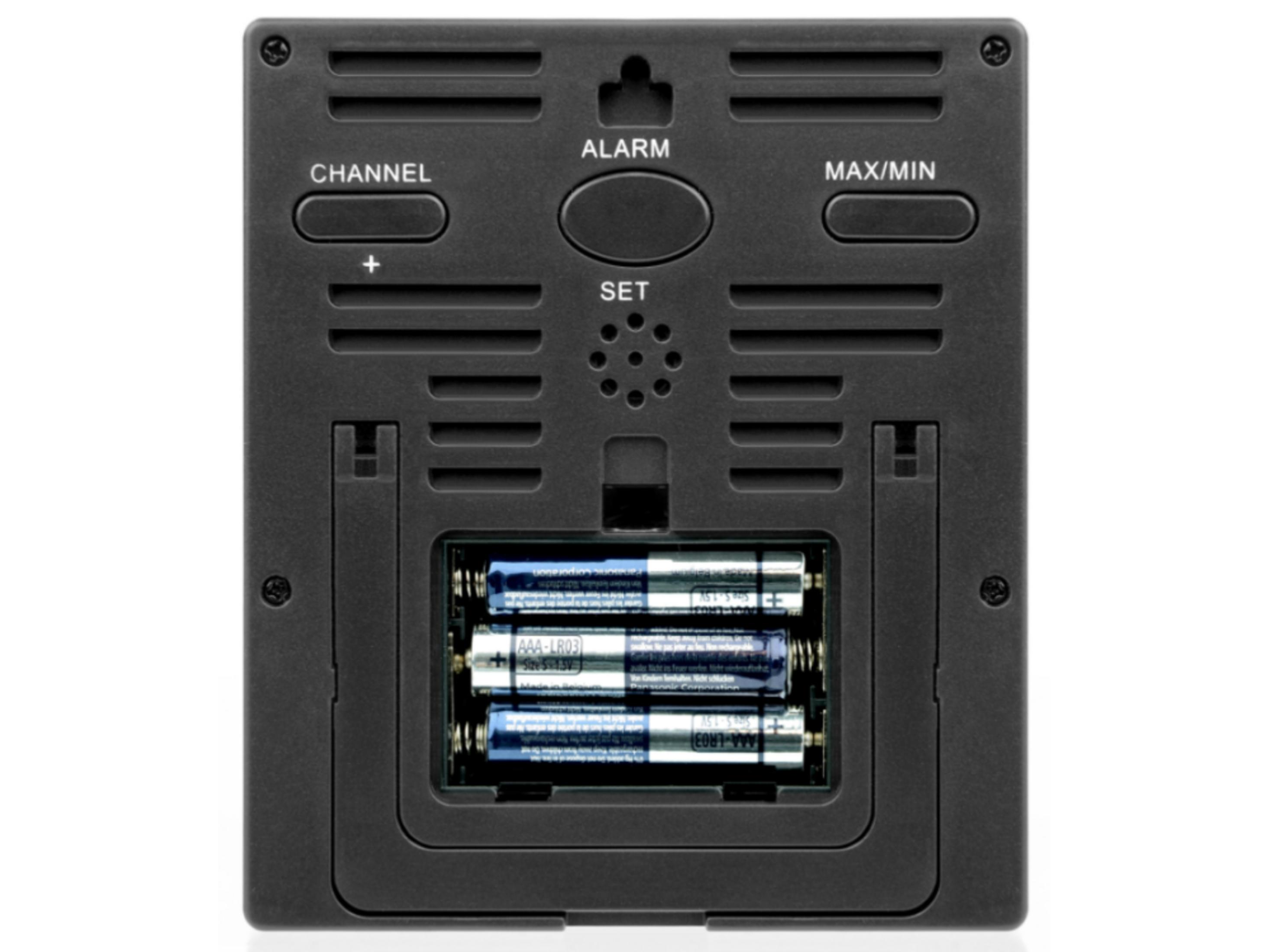 Reverso de un dispositivo negro con compartimento de pilas y botones.
