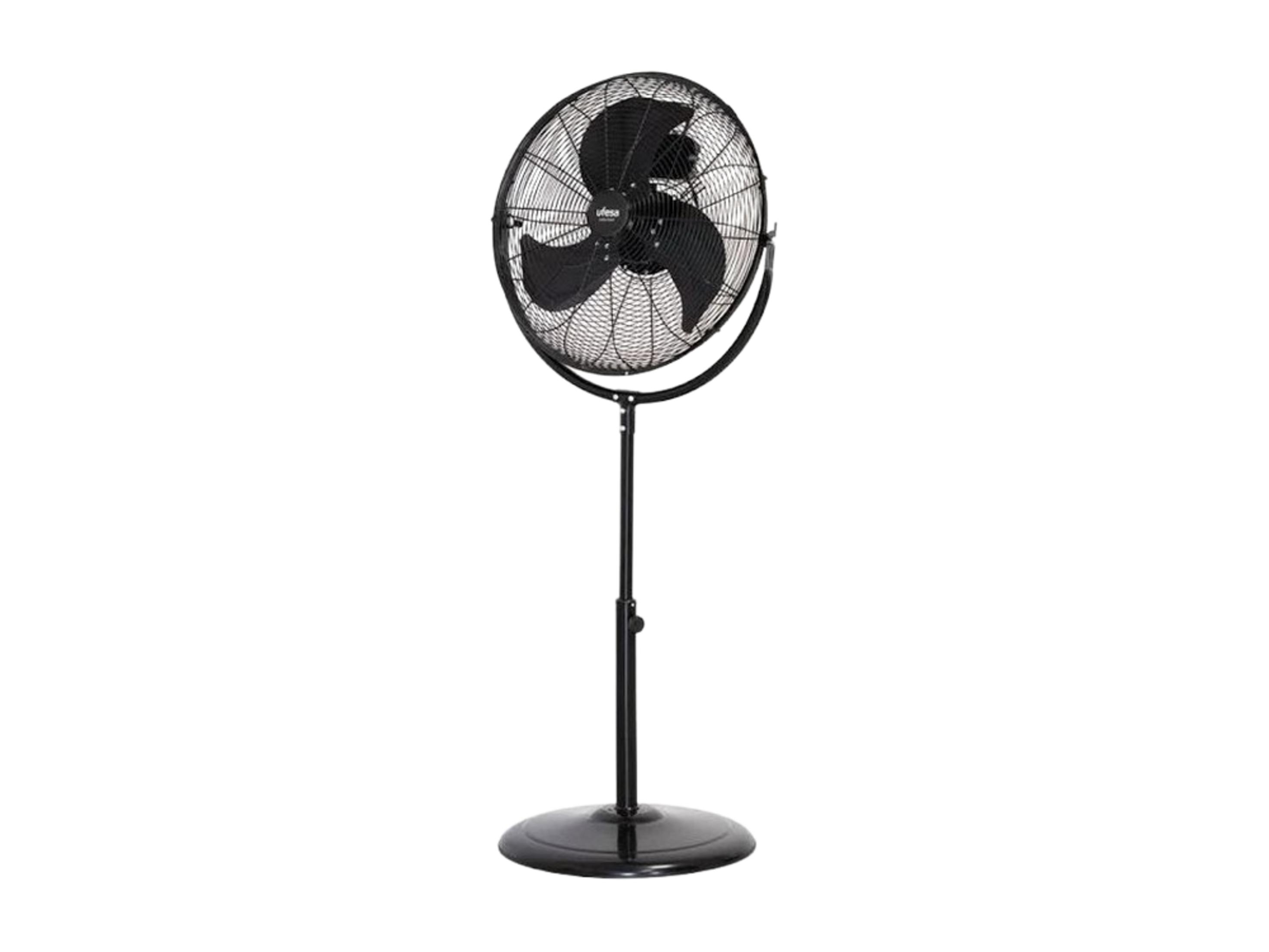 Un ventilatore da terra nero con griglia rotonda e tre pale.