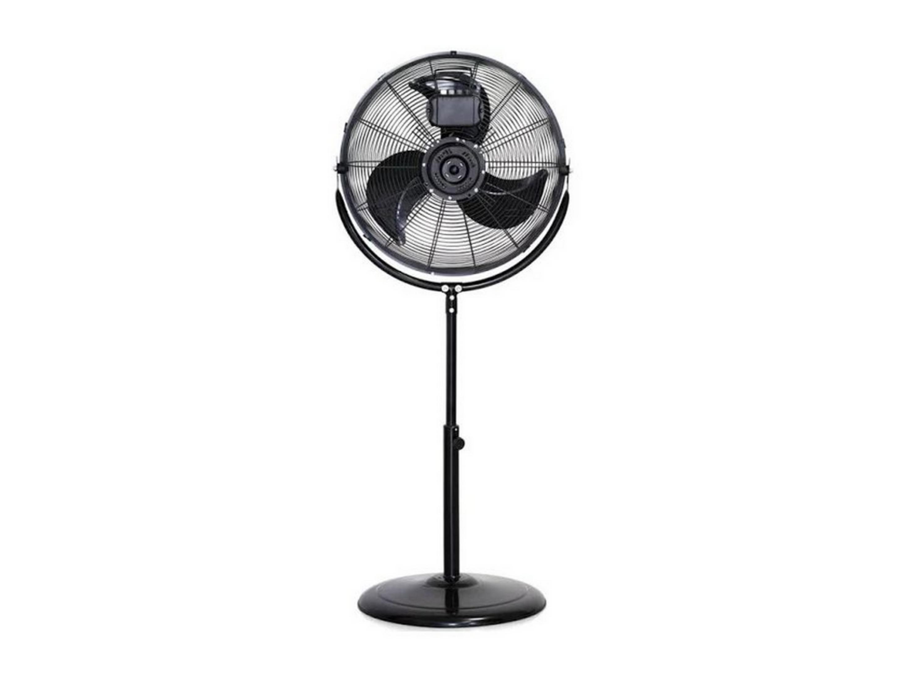 Un ventilatore a piedistallo nero con accenti argentati su sfondo bianco.