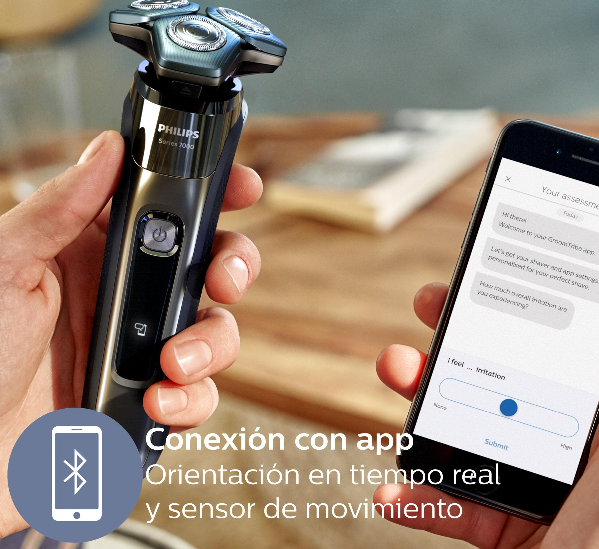 Un hombre sostiene una afeitadora Philips y un smartphone con una app.