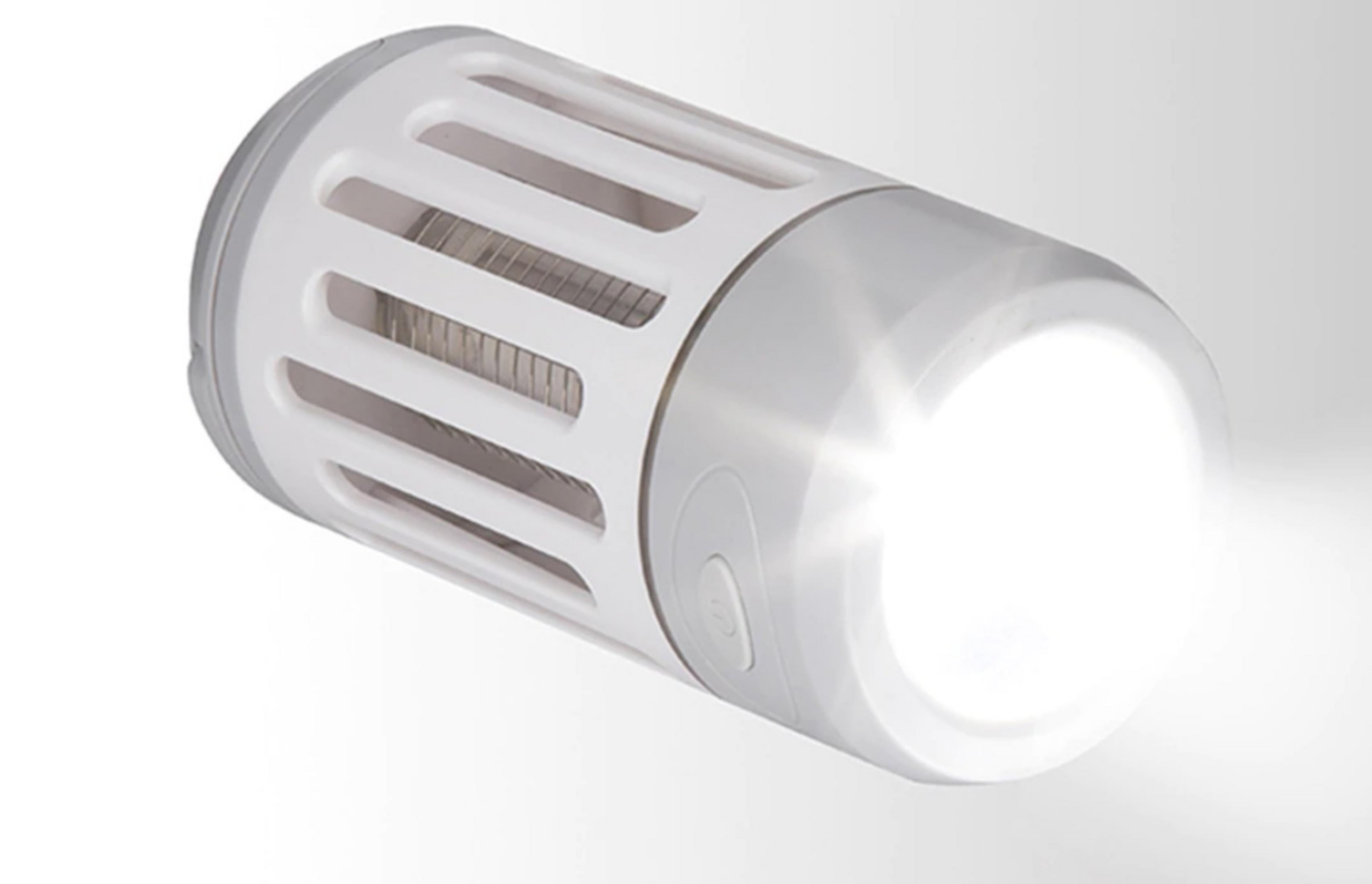 Lámpara blanca con ranuras de ventilación y un haz de luz brillante.