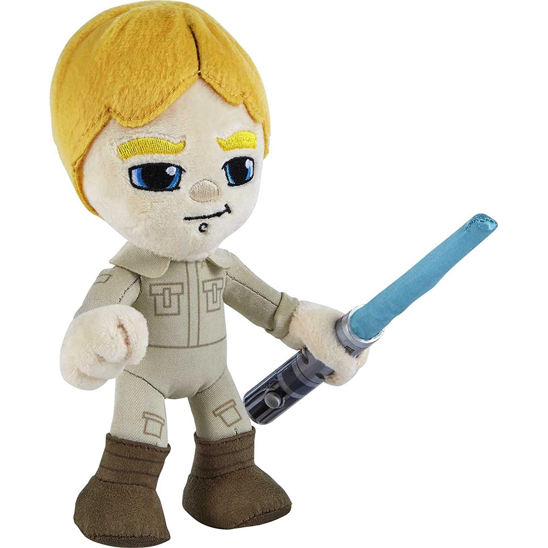 Figura de peluche con pelo rubio, ojos azules, traje beige y un sable de luz azul.