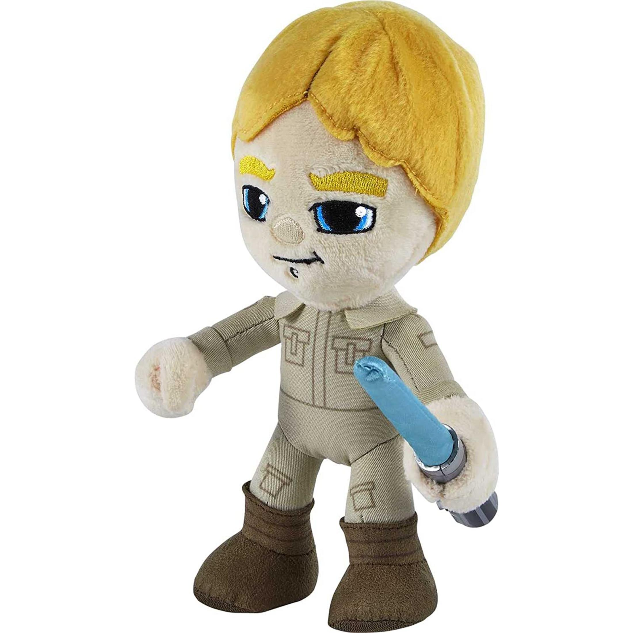 Peluche con pelo rubio, sable de luz azul y botas marrones.