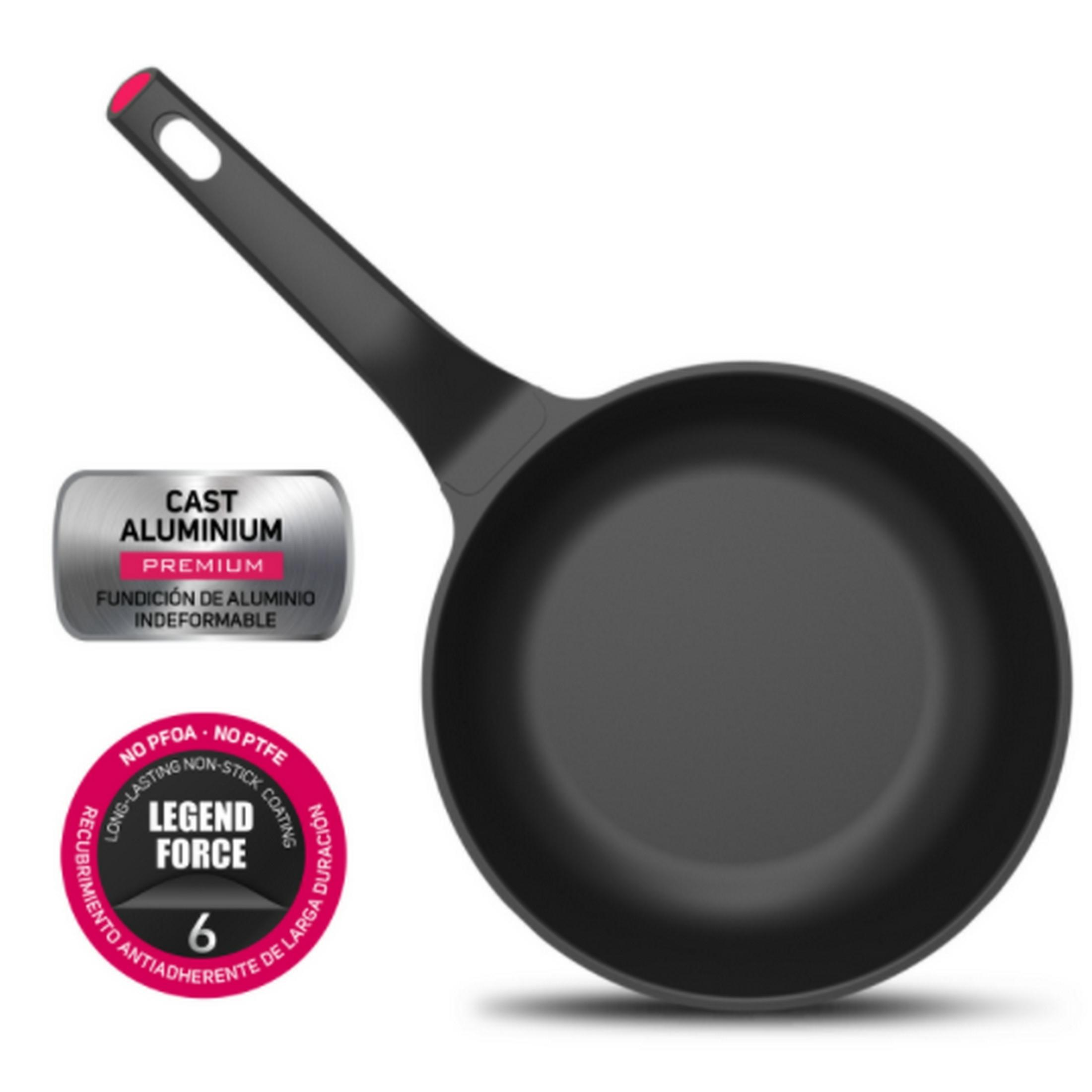 Sartén negra de aluminio fundido con mango largo y orificio para colgar.