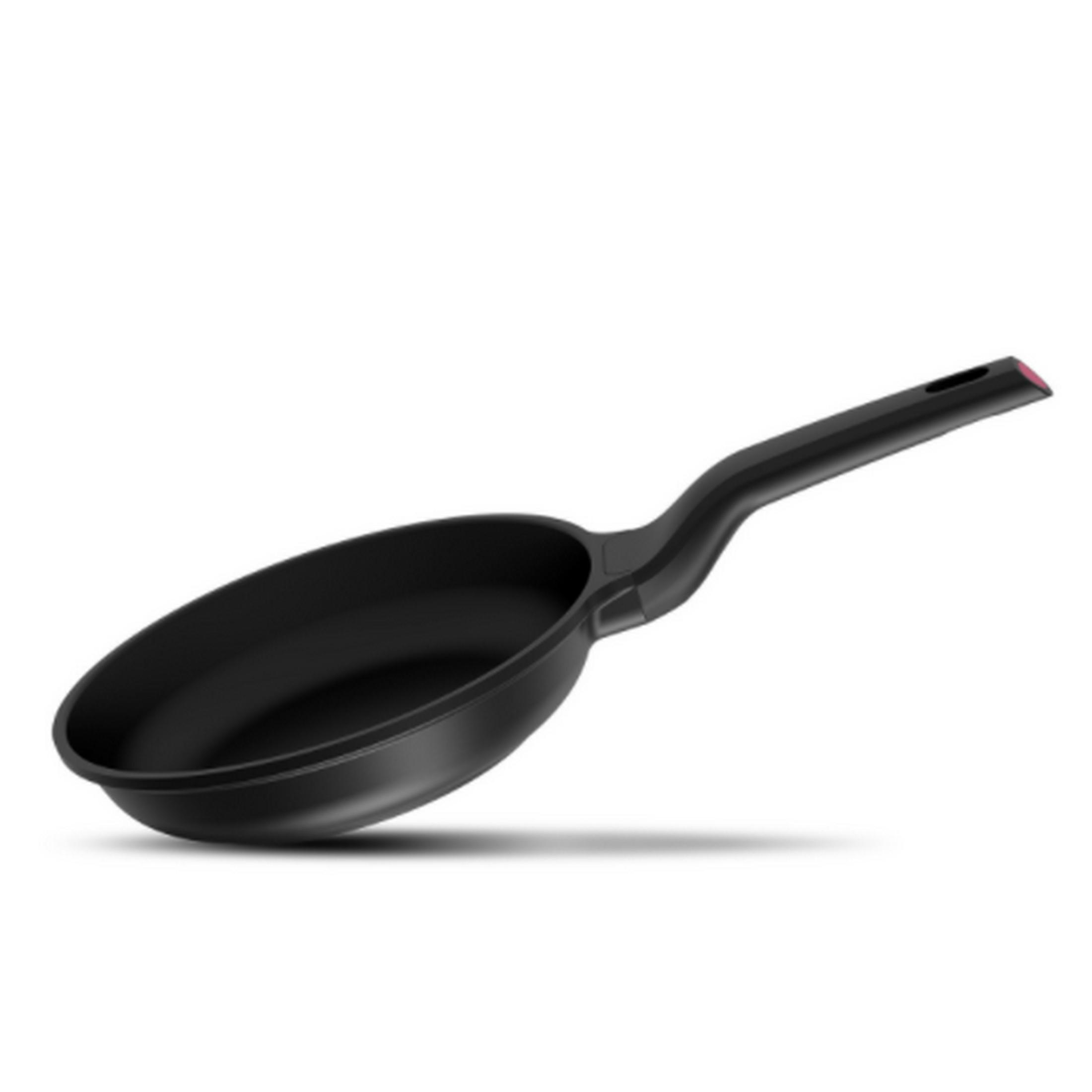 Sartén negra con mango largo y asa para colgar.