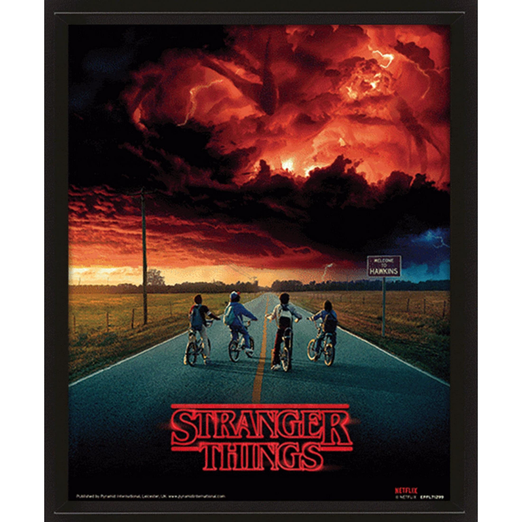 Quattro bambini in bicicletta percorrono una strada sotto un cielo rosso tempestoso. Logo Stranger Things.