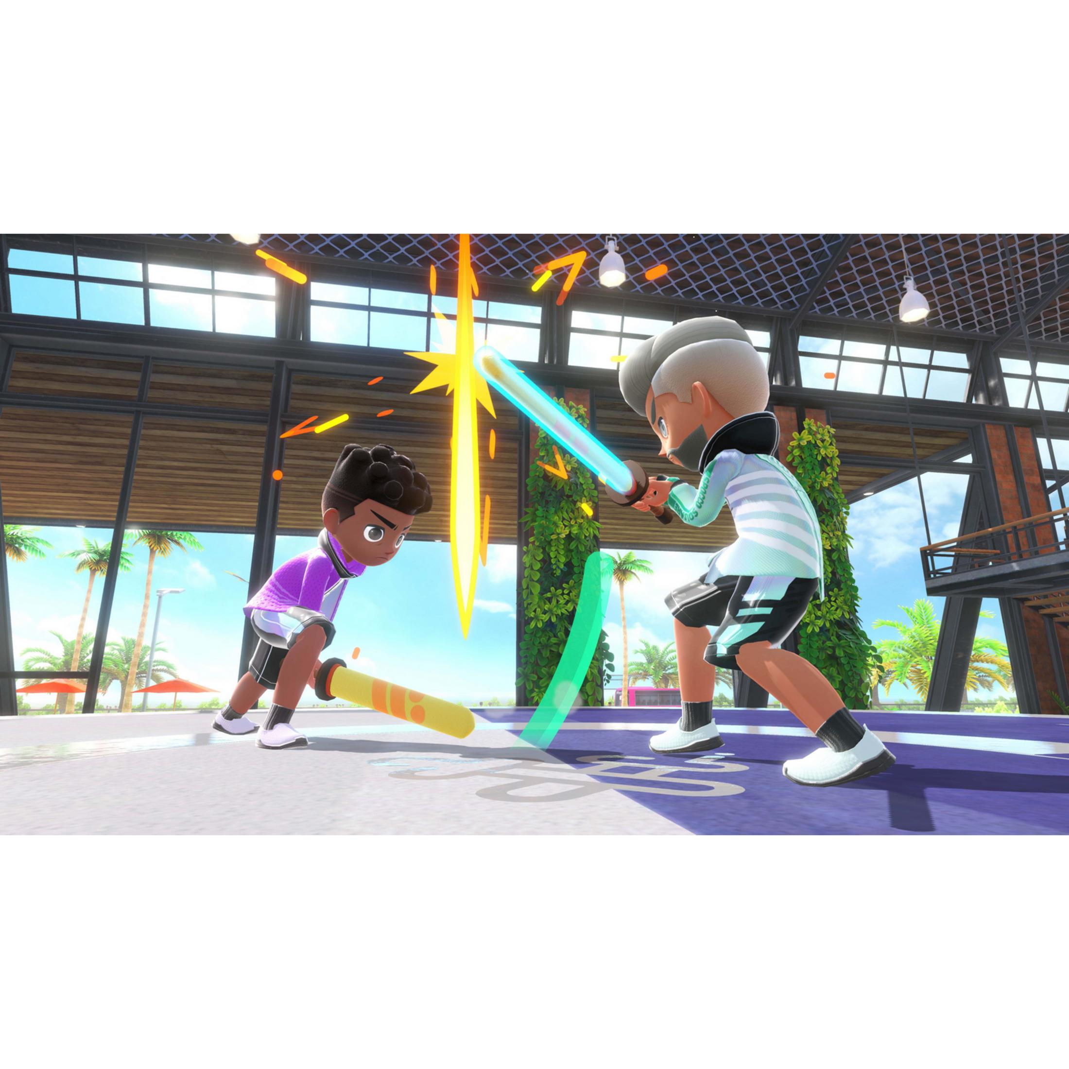 Dos personajes de dibujos animados con espadas brillantes se baten en duelo en una arena interior.