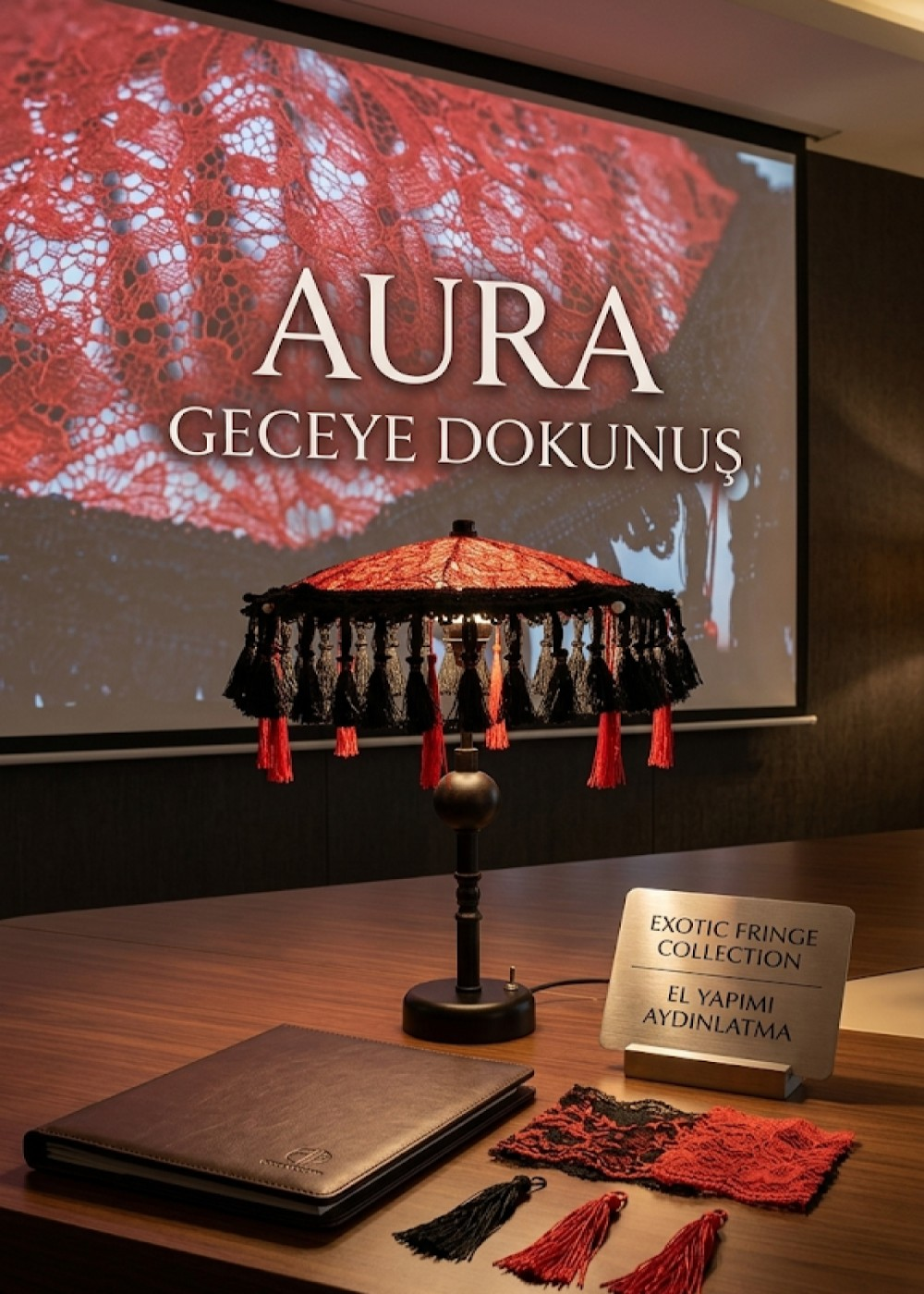 Püsküllü bir lamba, defterin yanında ahşap bir masada duruyor.