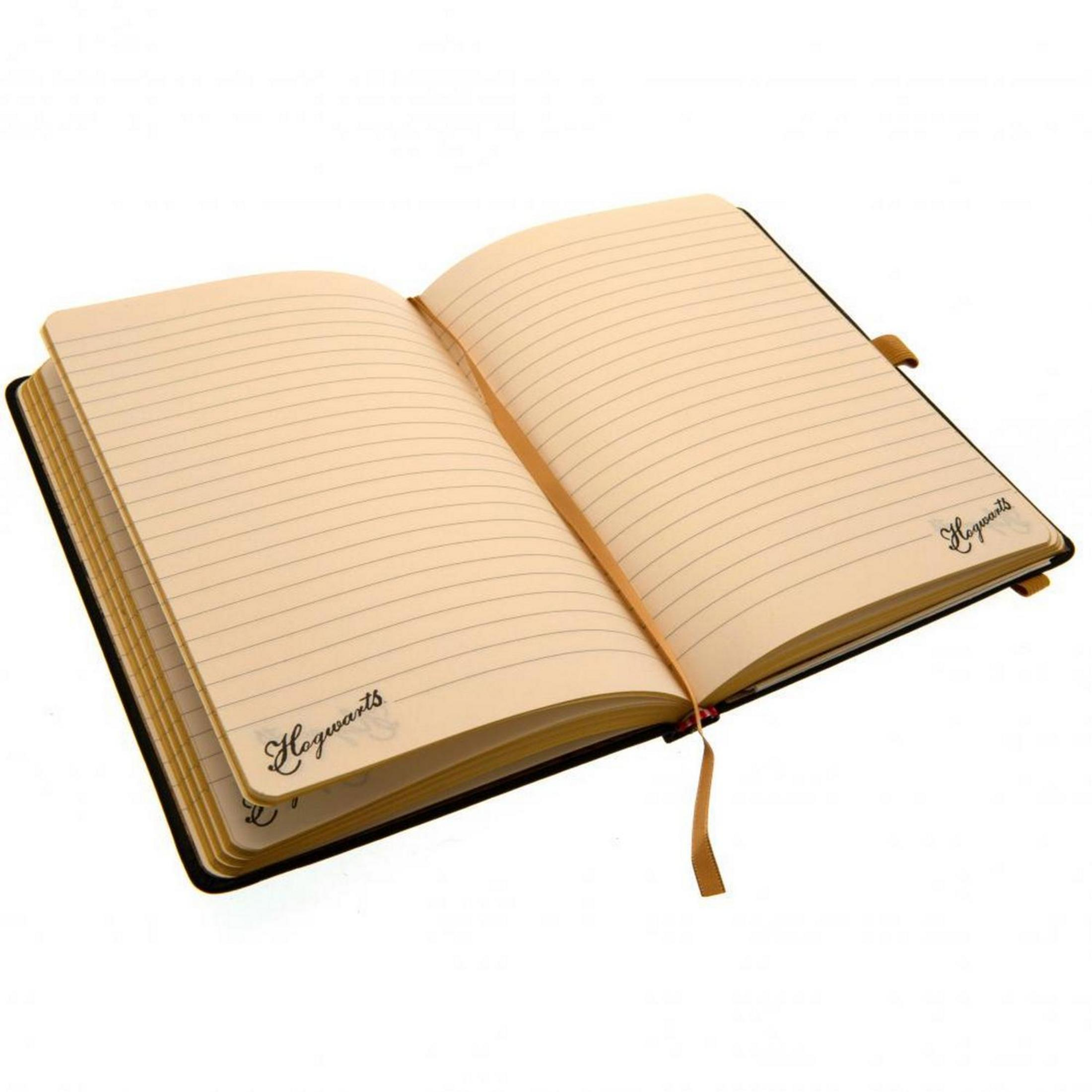 Un cuaderno abierto con páginas rayadas y un logo de Hogwarts.
