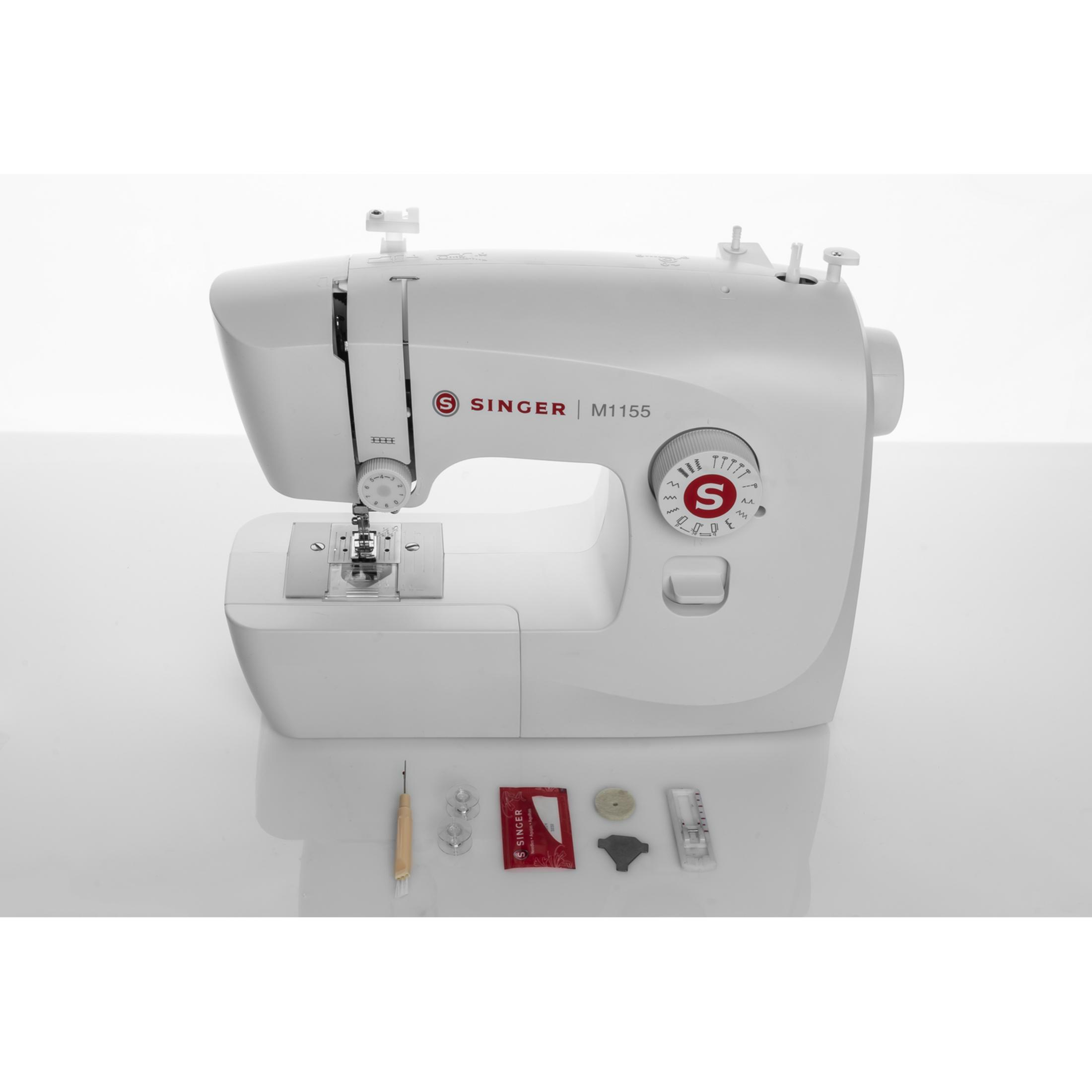 Macchina da cucire Singer M1155 bianca con accessori come aghi e bobine.