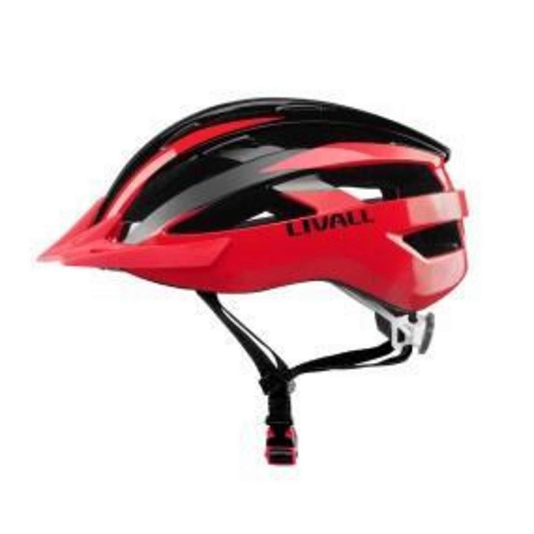 Un casco da bicicletta rosso e nero con prese d'aria e sottogola.