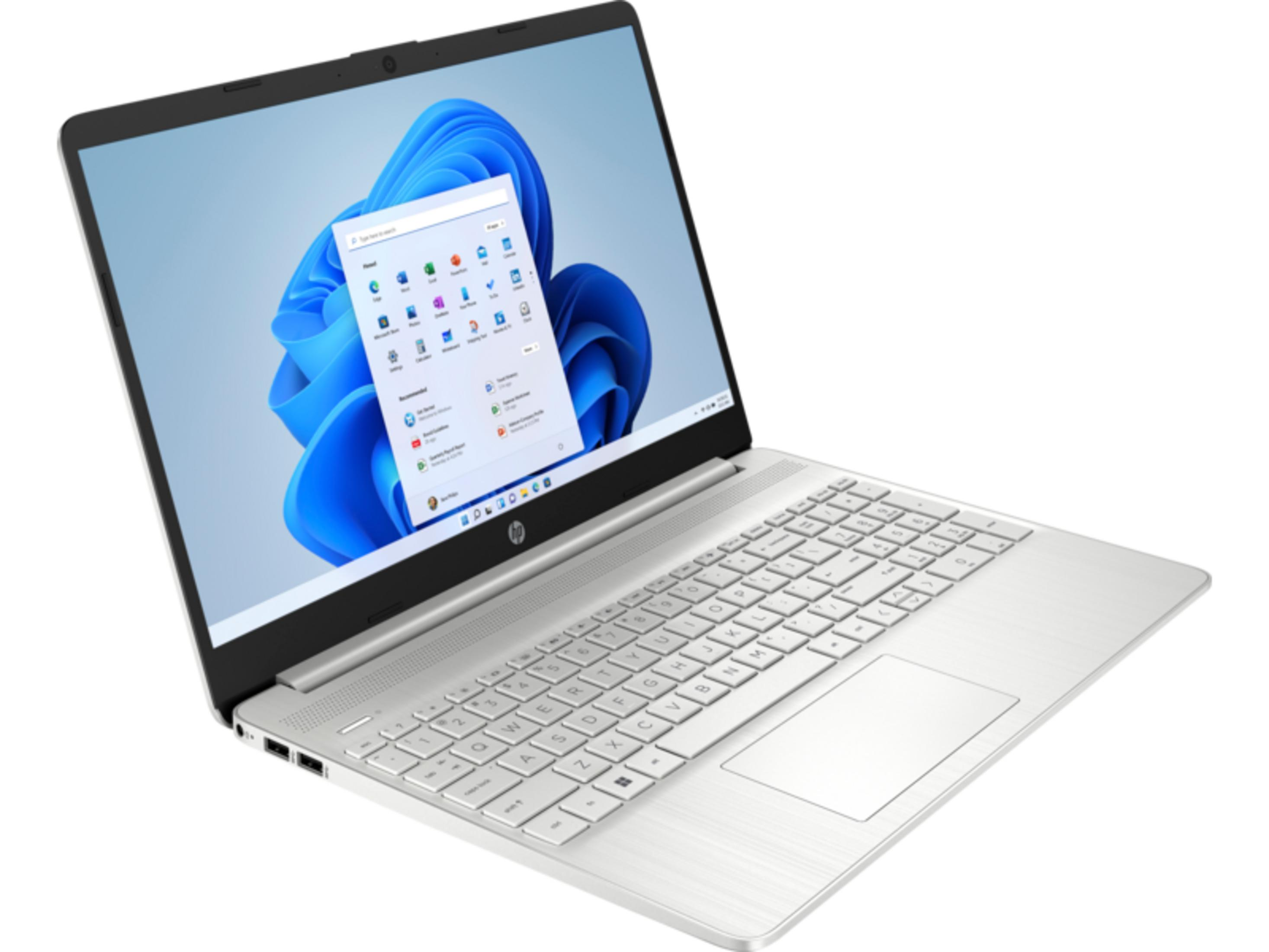 Un portátil plateado con la pantalla abierta, mostrando el menú de inicio de Windows 11.