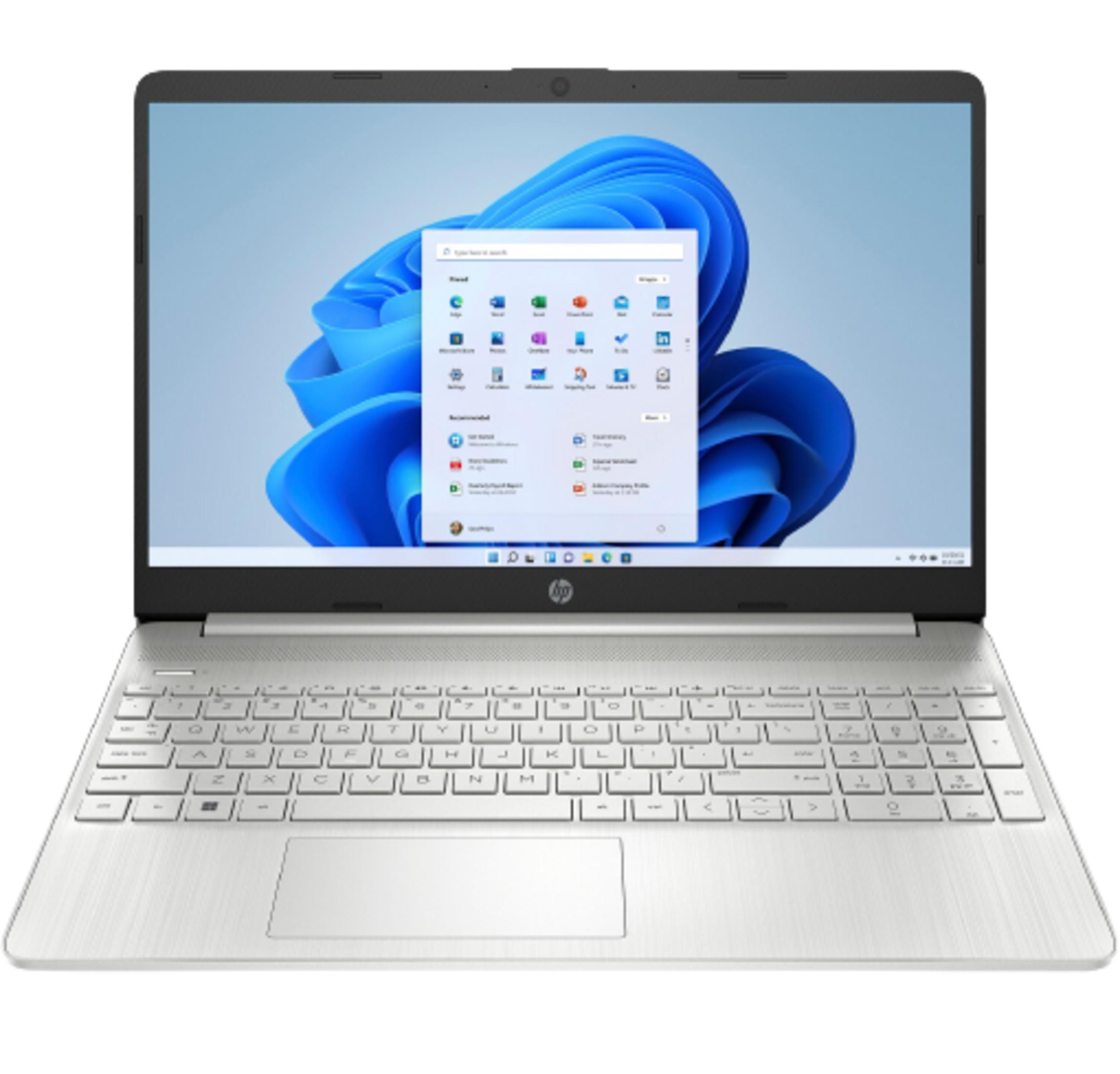 Un portátil plateado con la pantalla encendida, mostrando el menú Inicio de Windows 11.