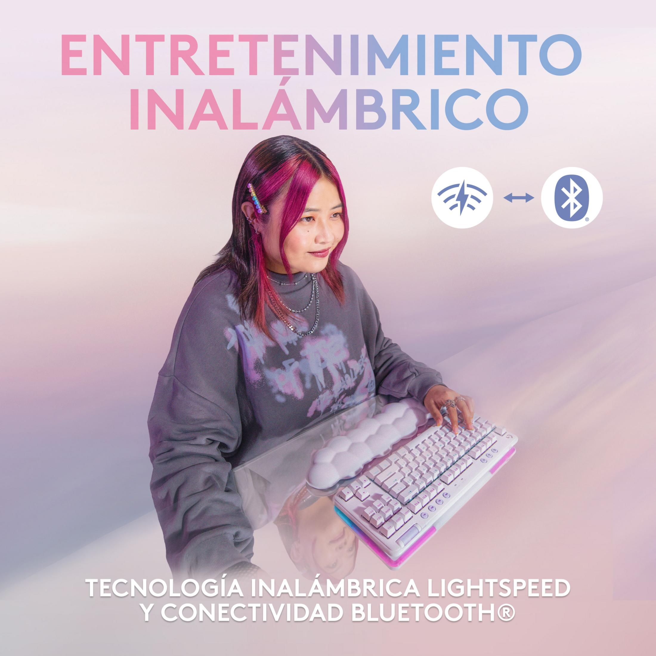 Una mujer con pelo rosa escribe en un teclado blanco. Se muestran iconos de conexión.
