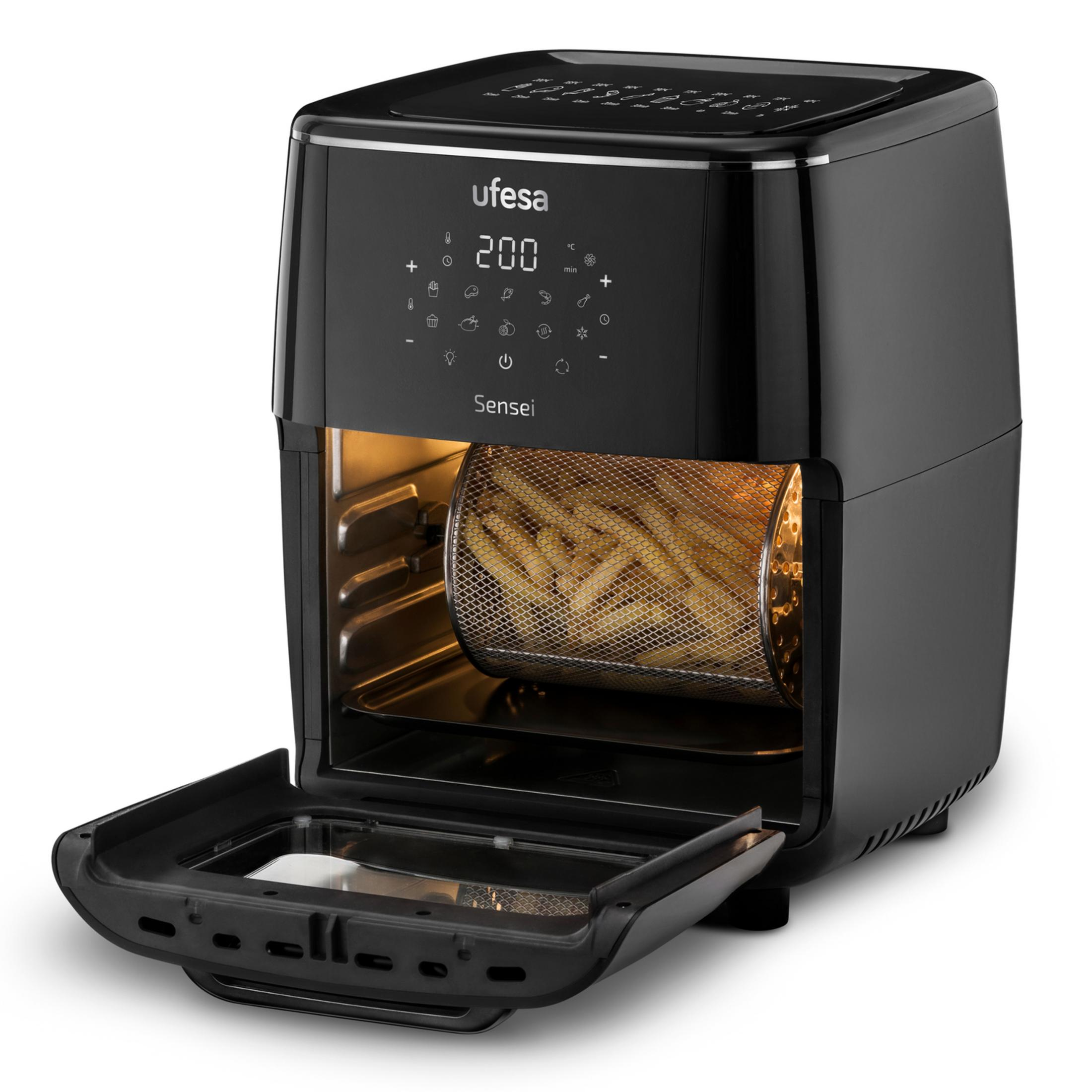 Forno friggitrice ad aria nero con porta aperta, cestello rotante pieno di patatine.