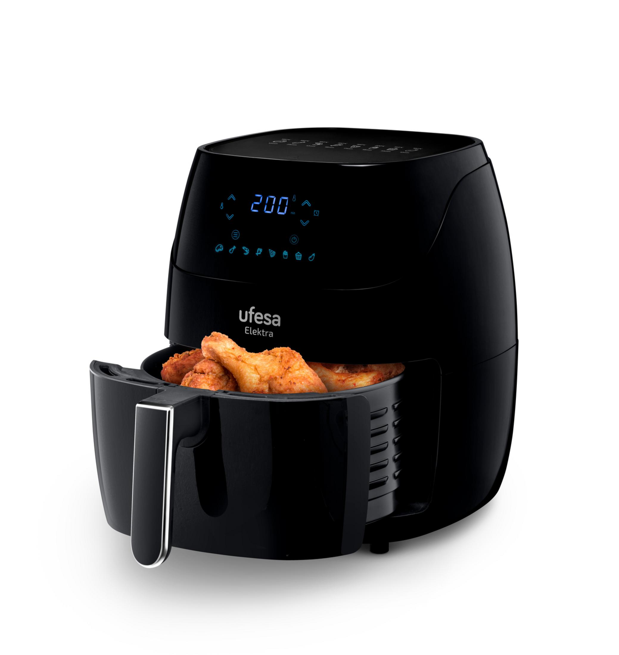 Freidora de aire negra con pollo frito en la cesta.