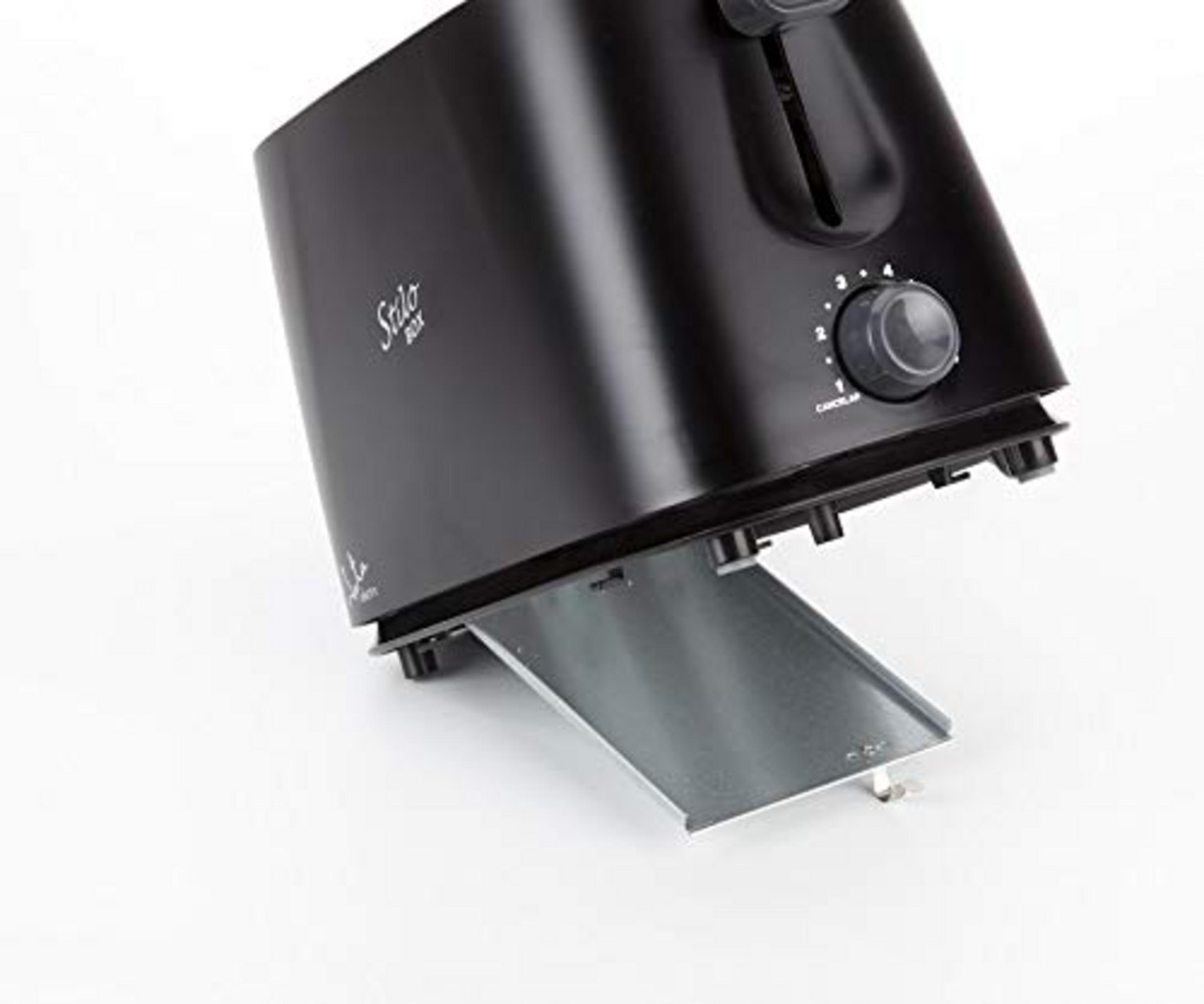 Schwarzer Toaster mit Krümelschublade und Drehregler auf weißem Hintergrund.