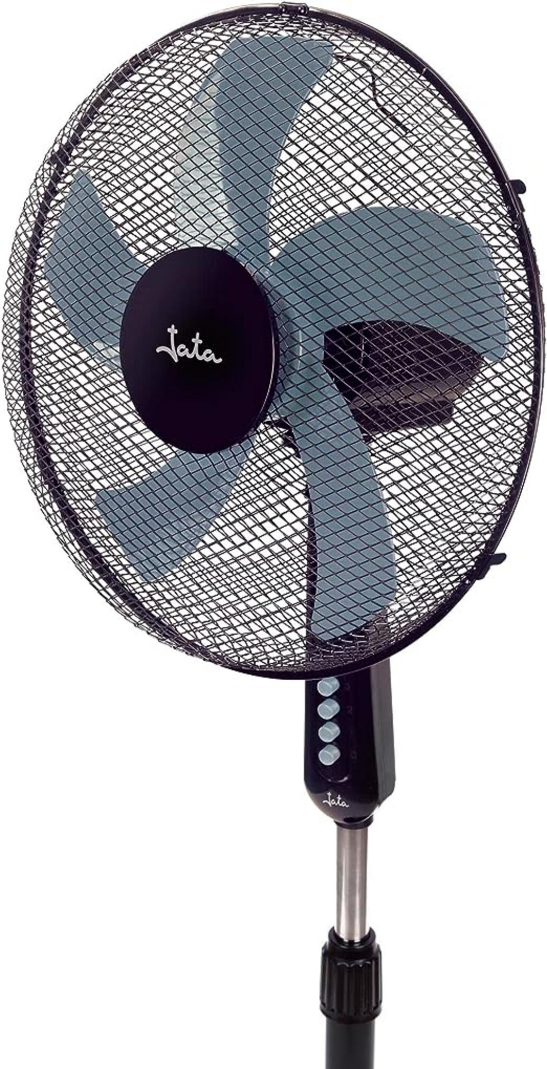 Ventilatore da terra nero con pale blu e griglia rotonda.